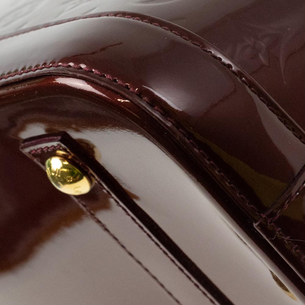 LOUIS VUITTON, Alma aus burgunderrotem Lackleder 8