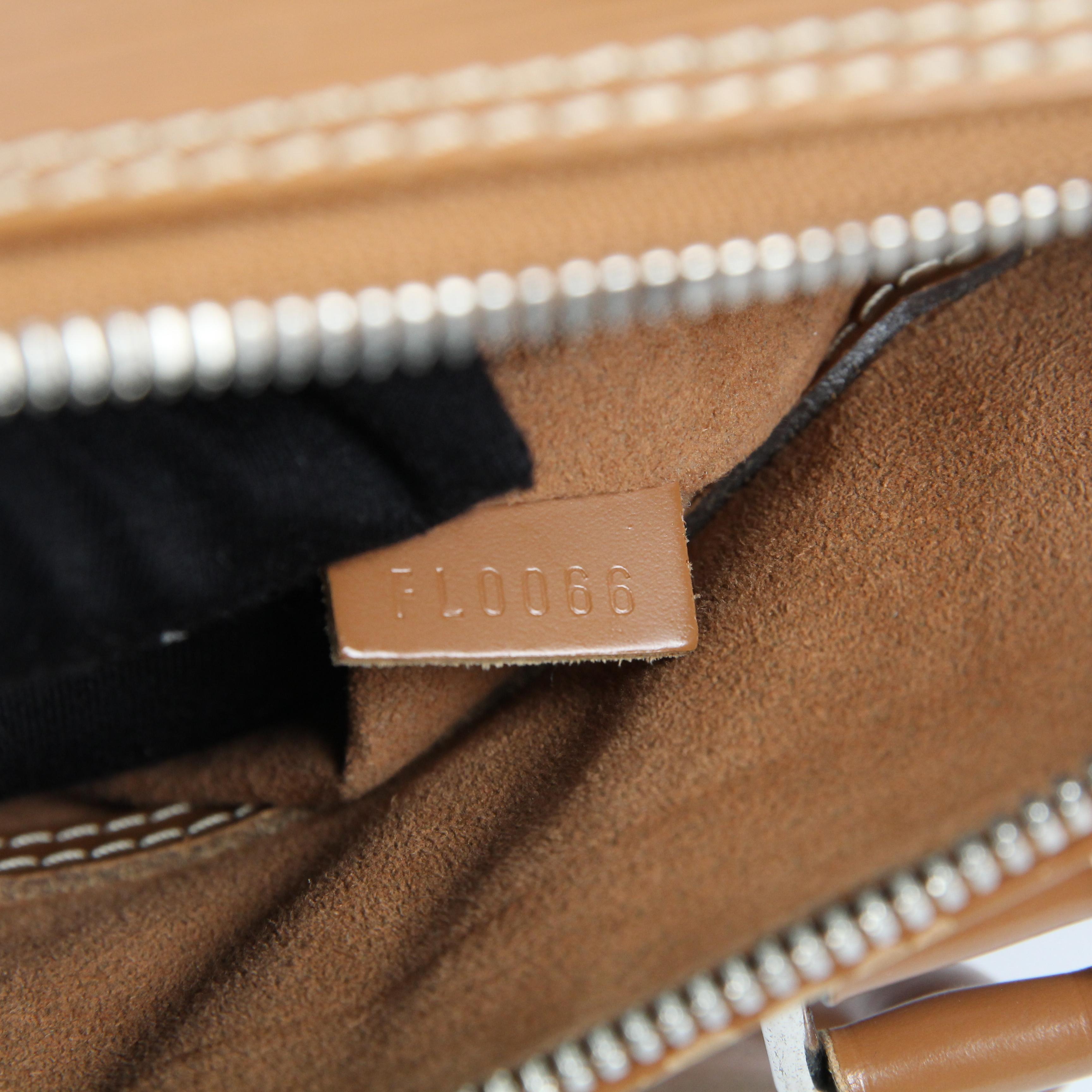 Louis Vuitton Alma leather handbag In Excellent Condition For Sale In Rīga, LV