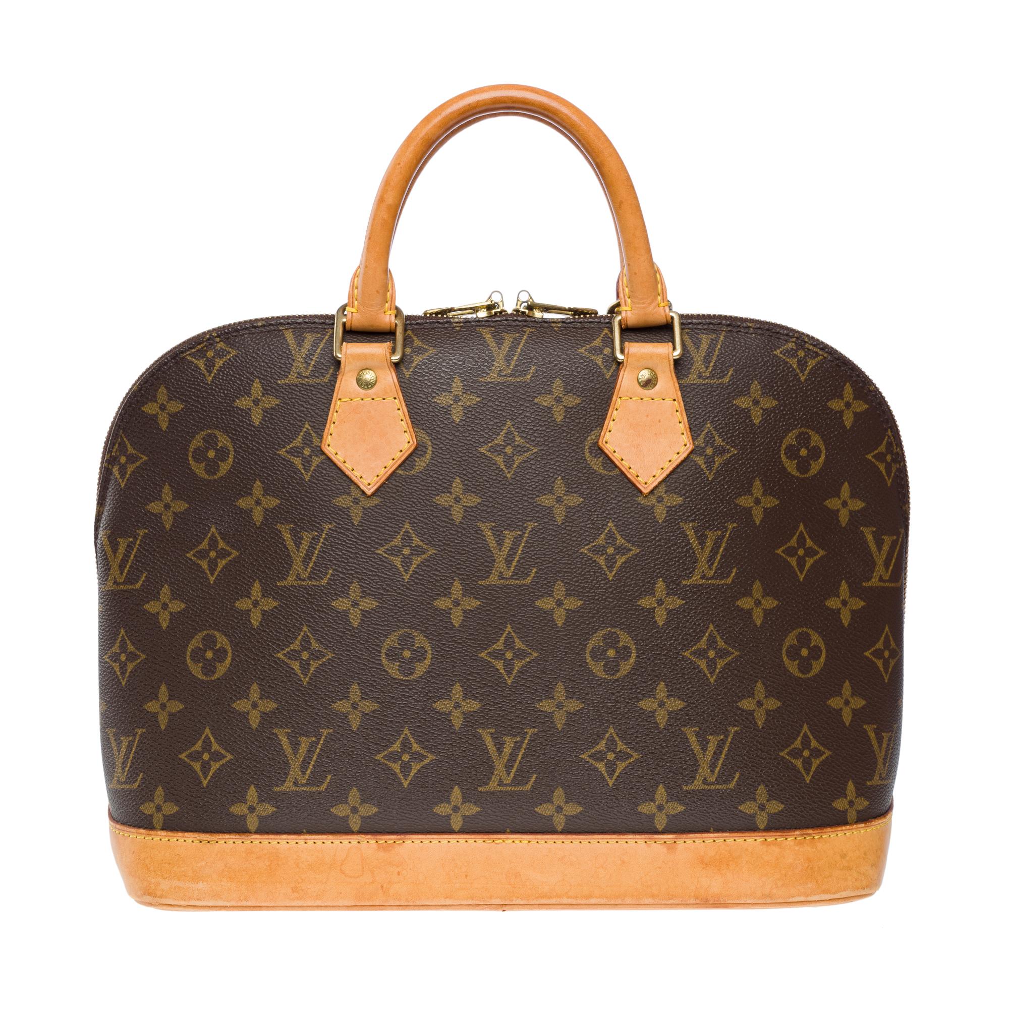 Classique intemporel de la Maison, ce sac PM Alma est idéal pour tous les jours. Ses lignes structurées rappellent la pièce Art déco originale créée en 1934 et nommée d'après le pont de l'Alma à Paris. Ce modèle en toile Monogram est doté de