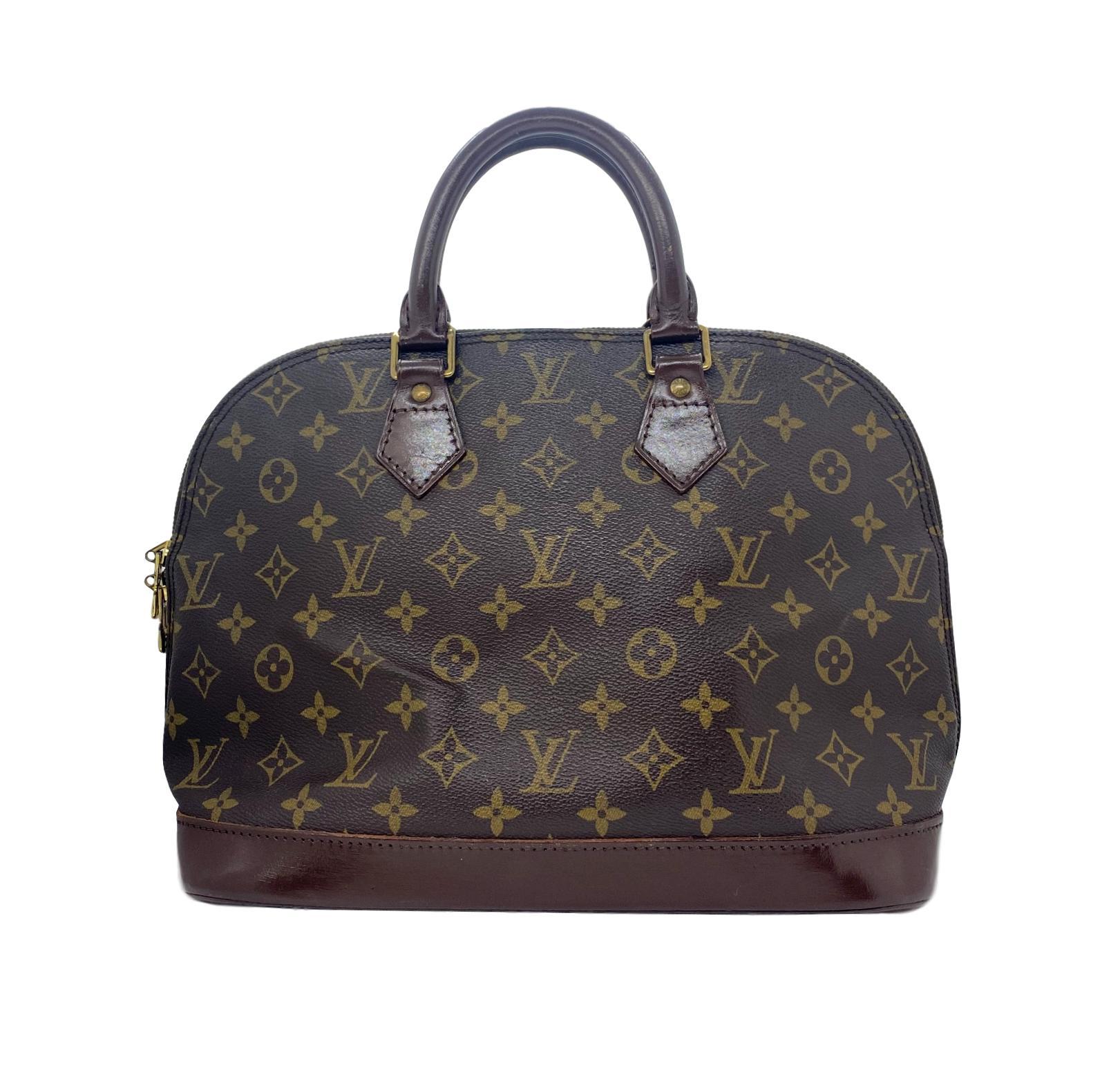 Die Louis Vuitton Alma ist ein klassischer Kleiderschrank:: der erstmals von dem Architekten der Art-Deco-Ära der frühen 1930er Jahre eingeführt und inspiriert wurde. Ursprünglich von Gaston-Louis Vuitton entworfen:: hieß die Tasche ursprünglich