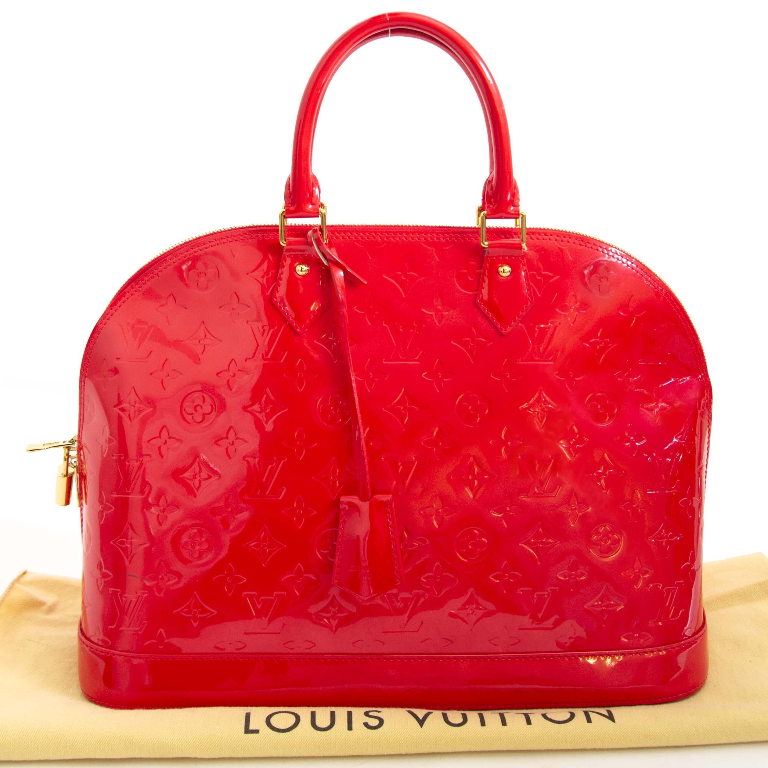 Very Good Preloved Condition

Louis Vuitton Alma Grenadine Vernis MM

This stylish Louis Vuitton Alma patent Grenadine monogram vernis leather is the perfect day to night compagnon. 
This practical top handlje bag is finished with rolled top
