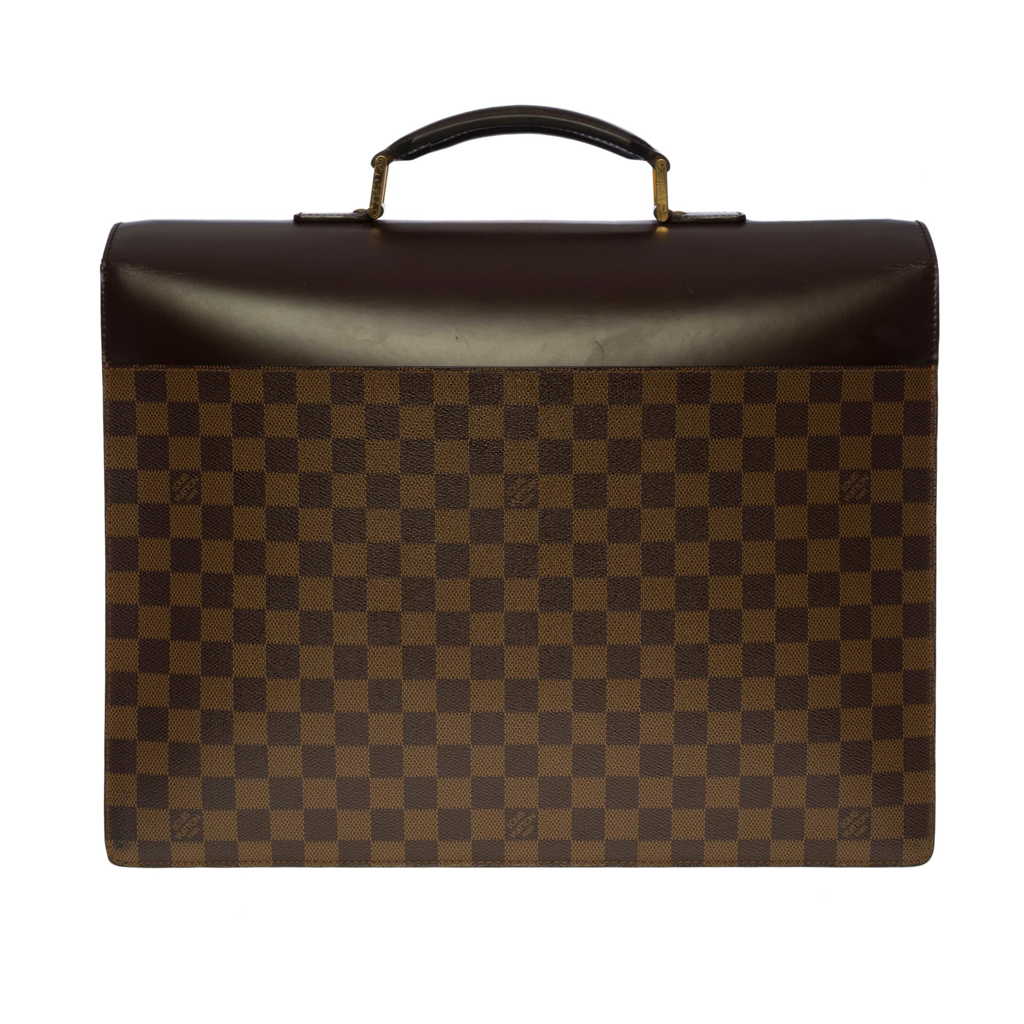 Very Chic Louis Vuitton Altona document briefcase in Ebony checkerboard canvas and brown leather, golden brass hardware, brown leather handle for hand support  

Clasp closure, Louis Vuitton signature clasp
Backpack pocket
Brown suede interior