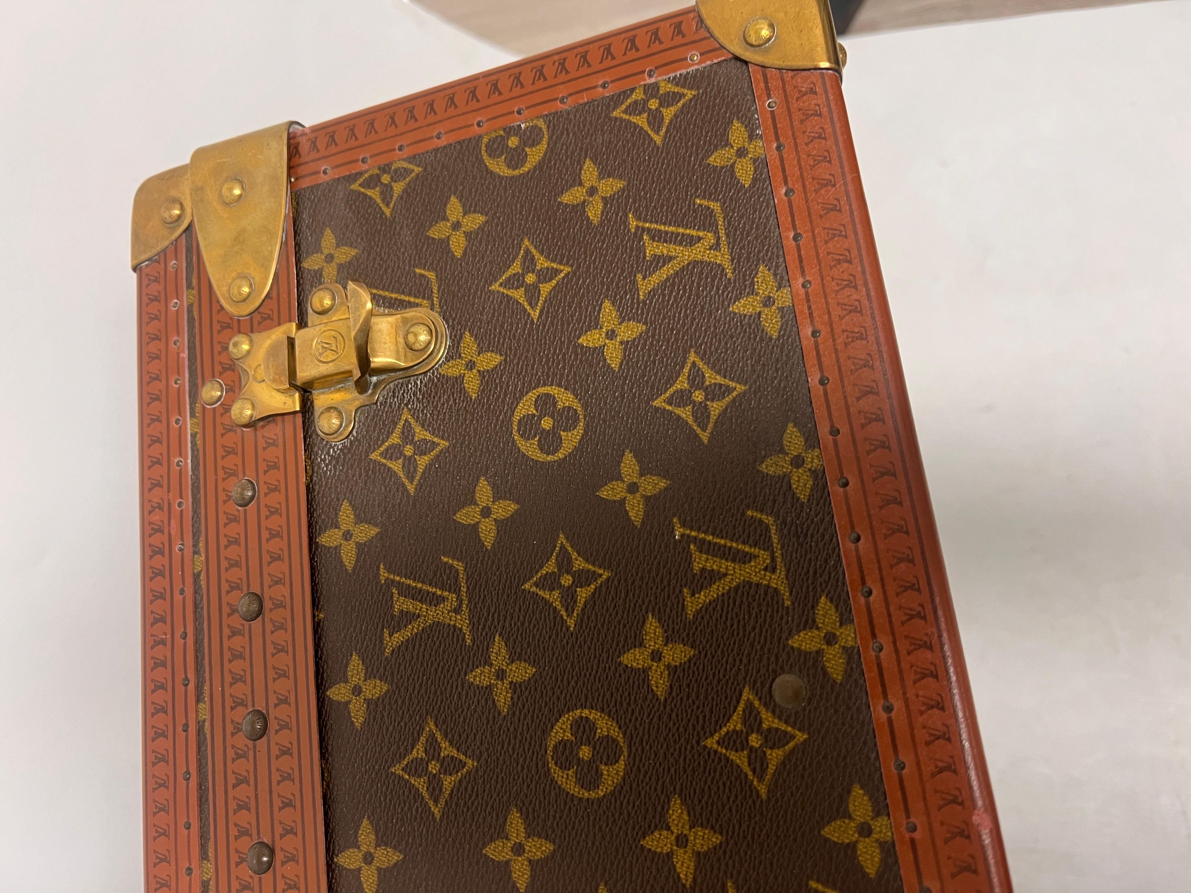 Lovely Louis Vuitton Alzer trunk with keys and its insert.

Good preowned condition: patina in hardware and some lights scuff on the lozine. Really clean interior
