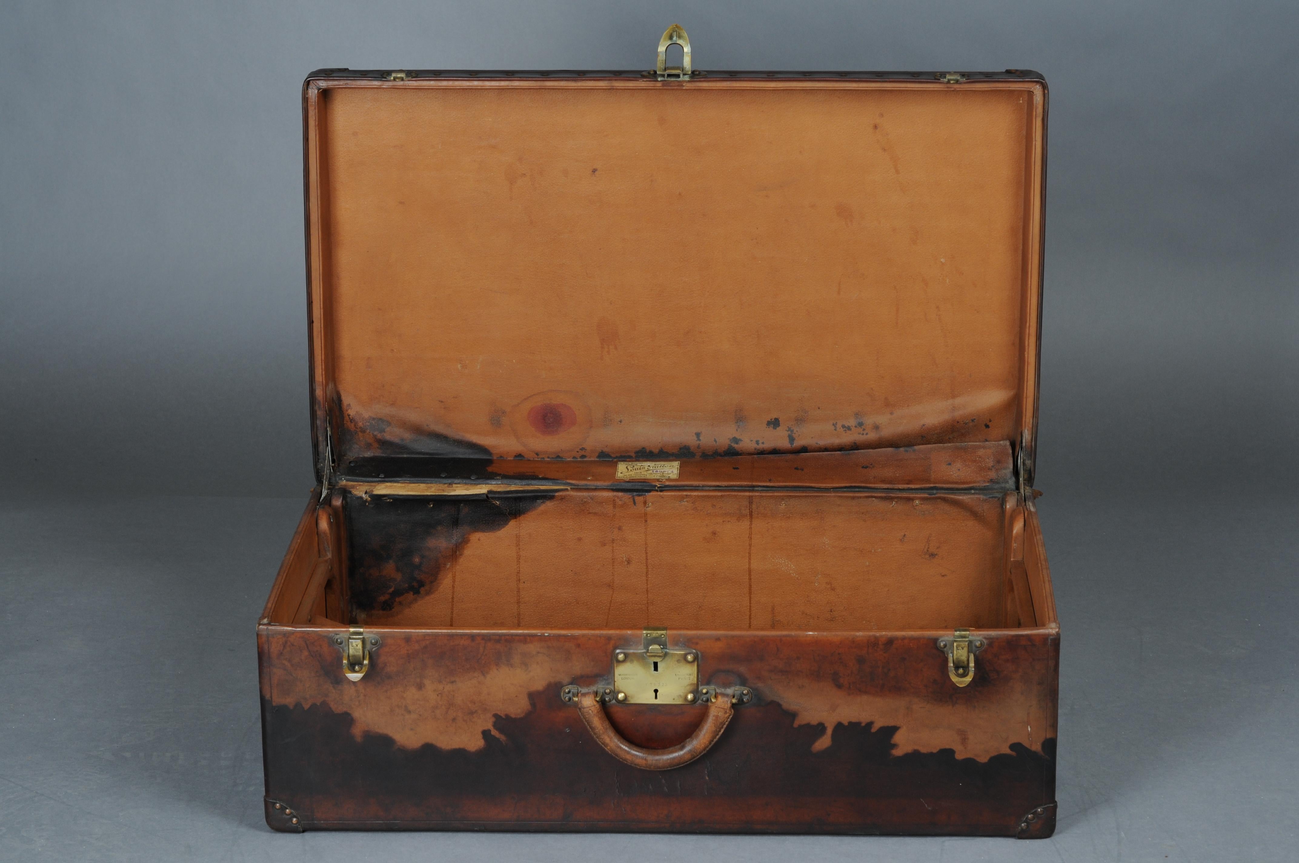 Louis Vuitton Trunk
Historical condition
An exceptional rarity and a real collector's item for Louis Vuitton collectors
The trunk was made in London and is completely covered with leather. The trunk has heavy signs of wear and pattina. Please check