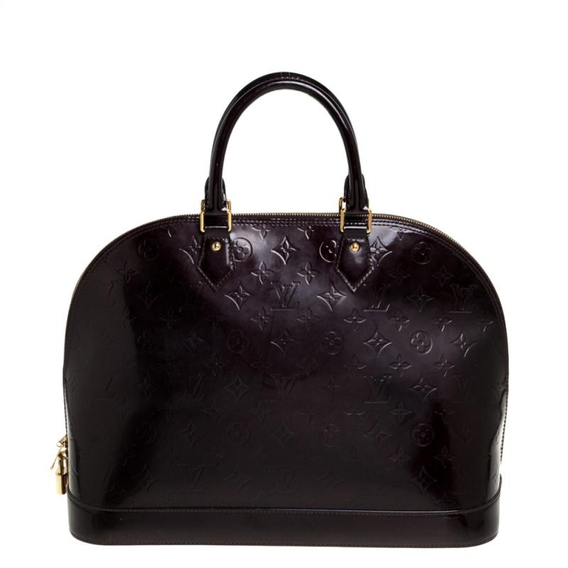 Von allen unwiderstehlichen Handtaschen von Louis Vuitton ist die Alma die am besten strukturierte. Die 1934 von Gaston-Louis Vuitton eingeführte Alma ist ein Klassiker, der schon von Ikonen wie Jackie O und Audrey Hepburn geliebt wurde. Sie ist aus