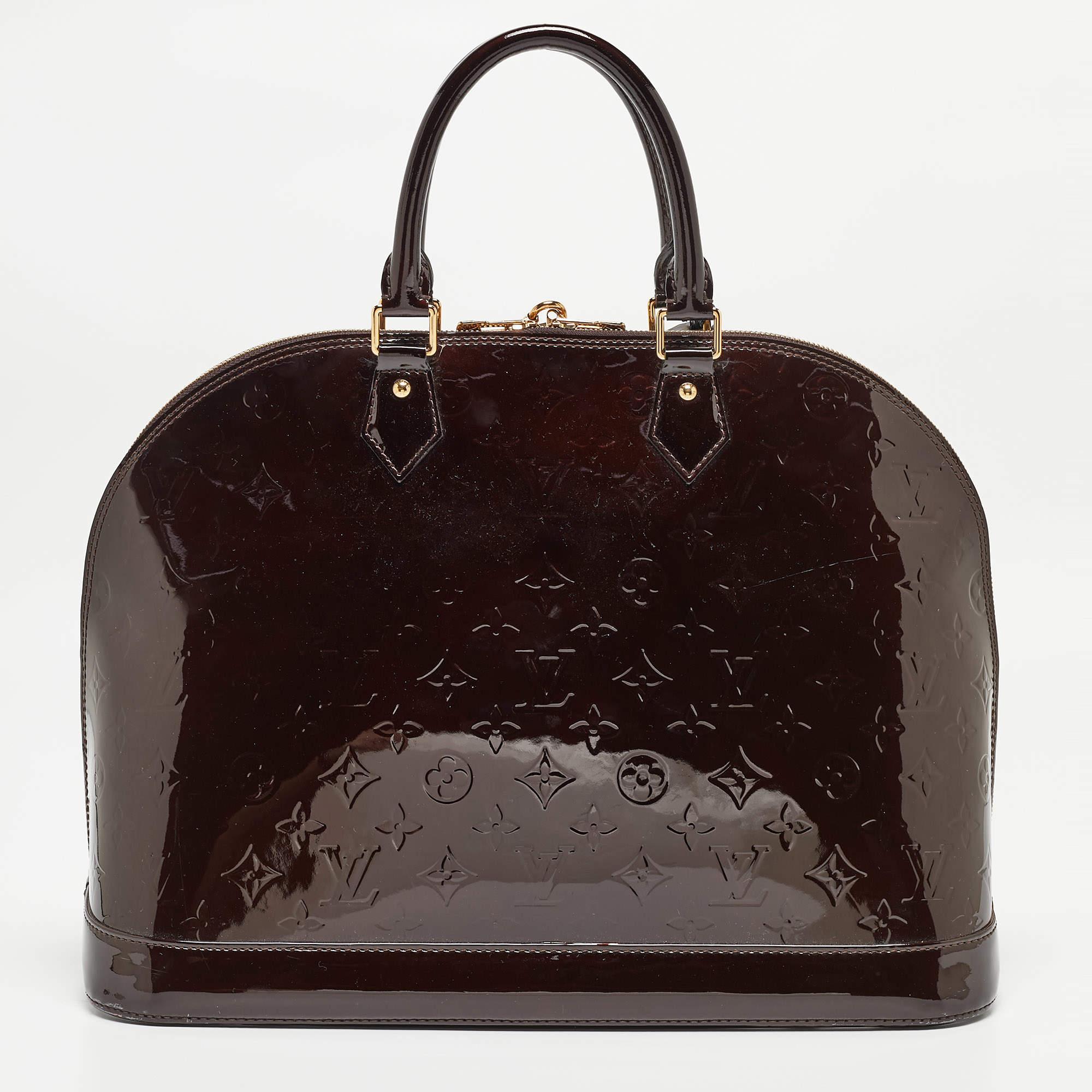 Le sac Alma GM de Louis Vuitton est un gage d'élégance. Réalisée avec une attention méticuleuse aux détails, sa riche couleur amarante et son motif monogramme emblématique exsudent une allure intemporelle. Son intérieur spacieux et sa silhouette