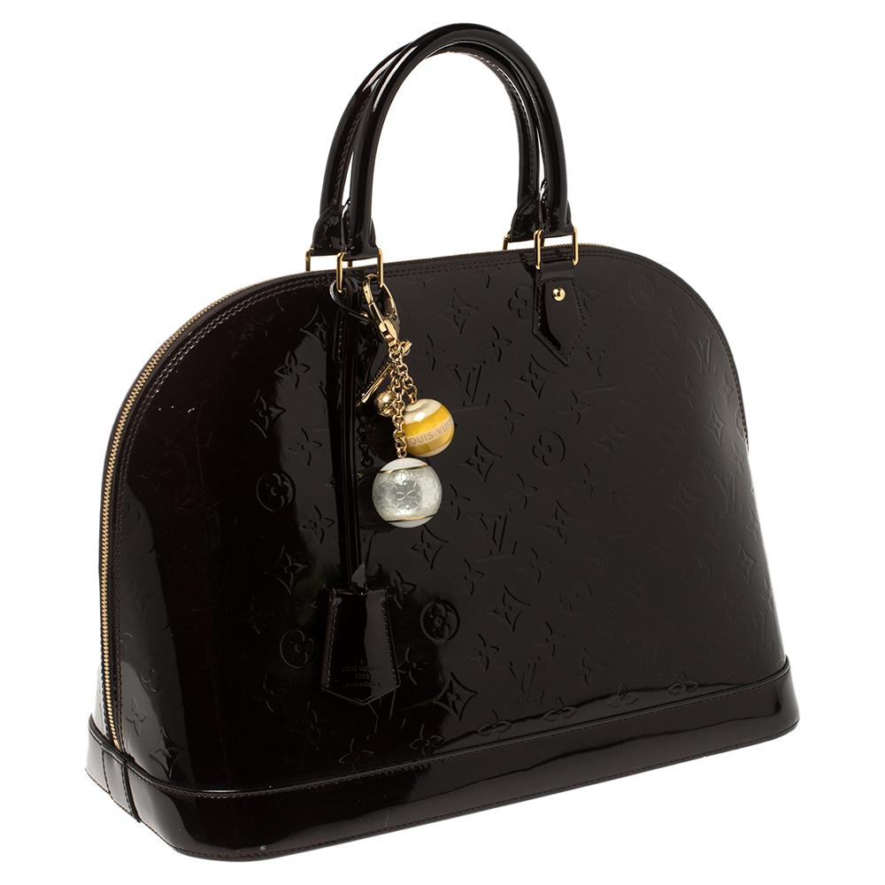 Louis Vuitton Amarante Monogram Vernis Alma GM Bag with Charm In Good Condition In Dubai, Al Qouz 2