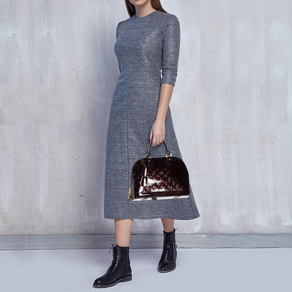 A classic handbag comes with the promise of enduring appeal boosting your style time and again. This designer bag is one such creation. It's a fine purchase.