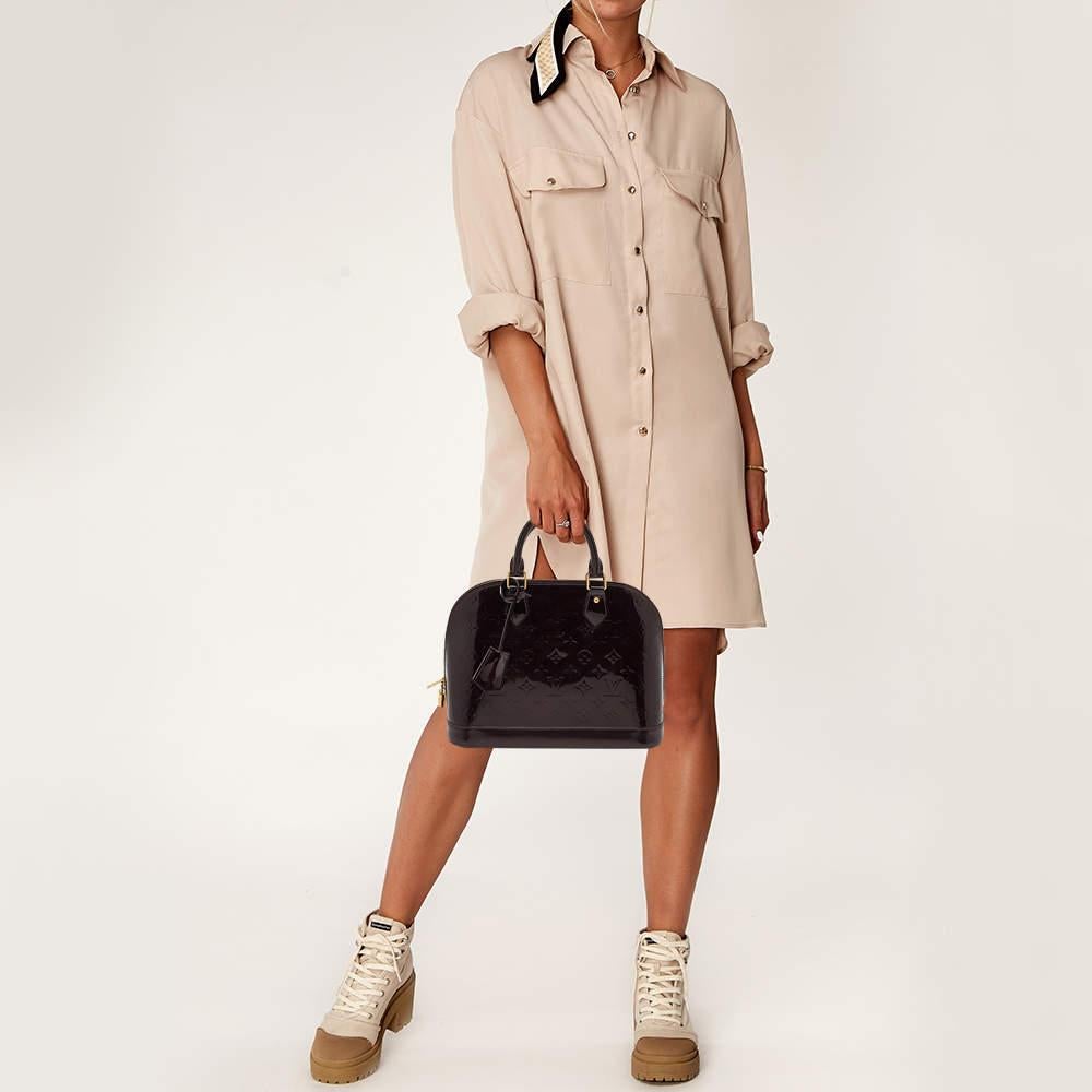 A classic handbag comes with the promise of enduring appeal, boosting your style time and again. This LV Alma PM bag is one such creation. It’s a fine purchase.

Includes: Info Booklet, Padlock and Keys