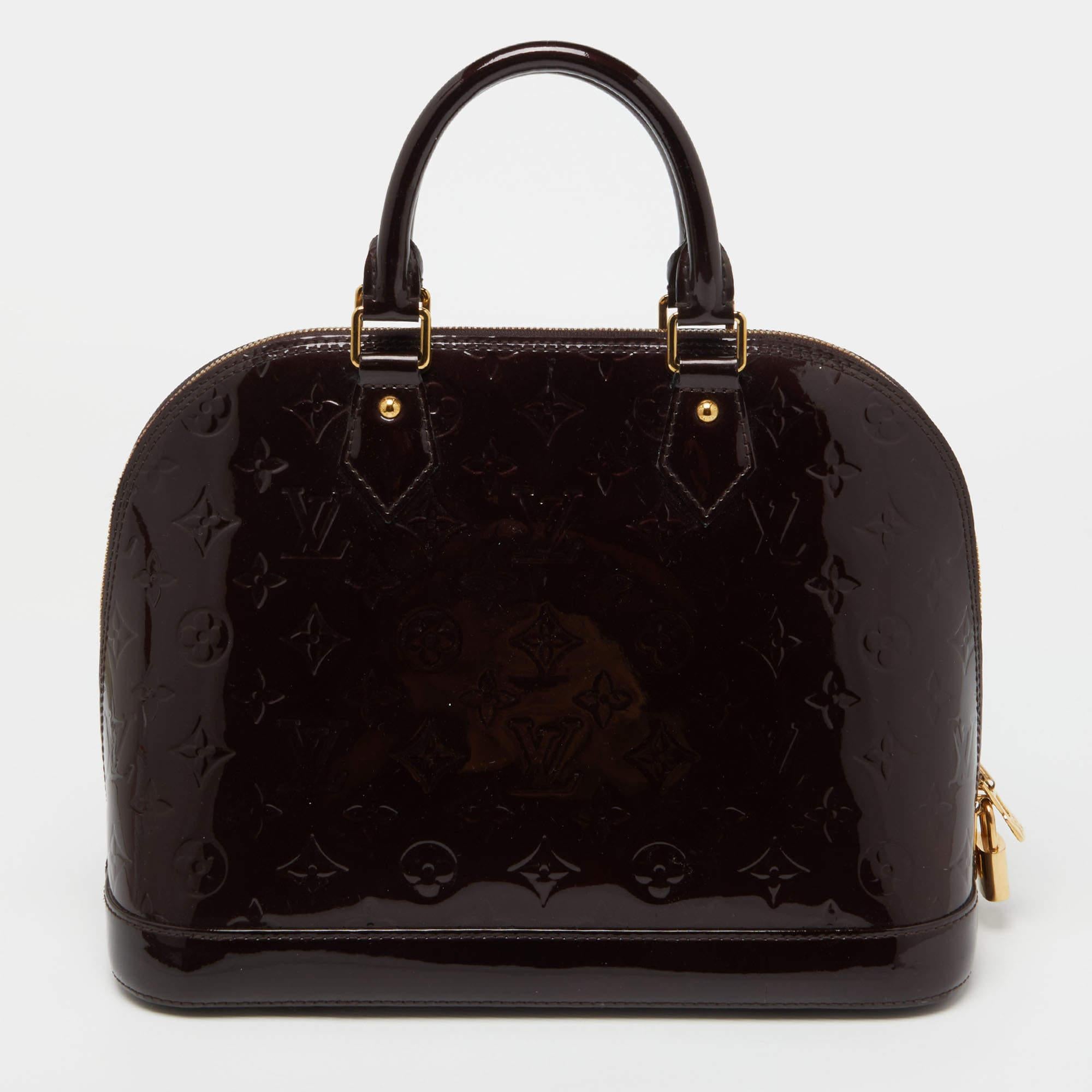 Louis Vuitton's creations are popular owing to their high style and functionality. This bag, like all the other handbags, is durable and stylish. Exuding a fine finish, the bag is designed to give a luxurious experience. The interior has enough