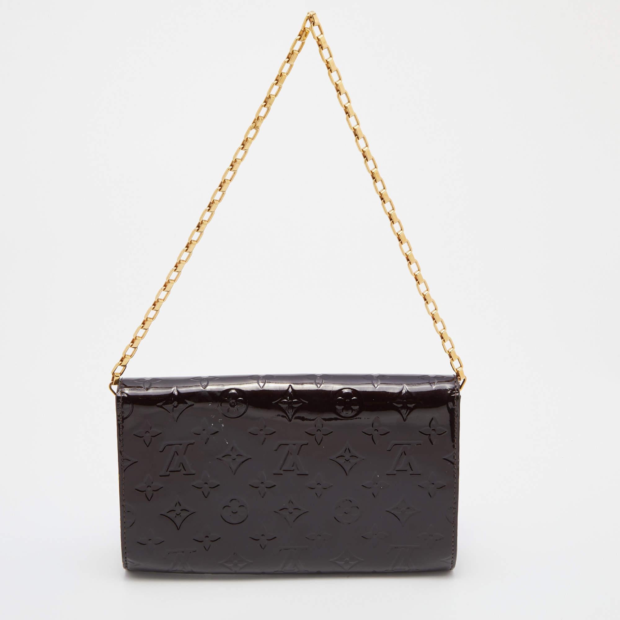 Displaying a graceful silhouette and a sturdy design, this fascinating chain clutch from Louis Vuitton rightly represents the brand's skilled flair. It is made from Amarante Monogram Vernis with gold-toned hardware and a chain strap.

Includes: