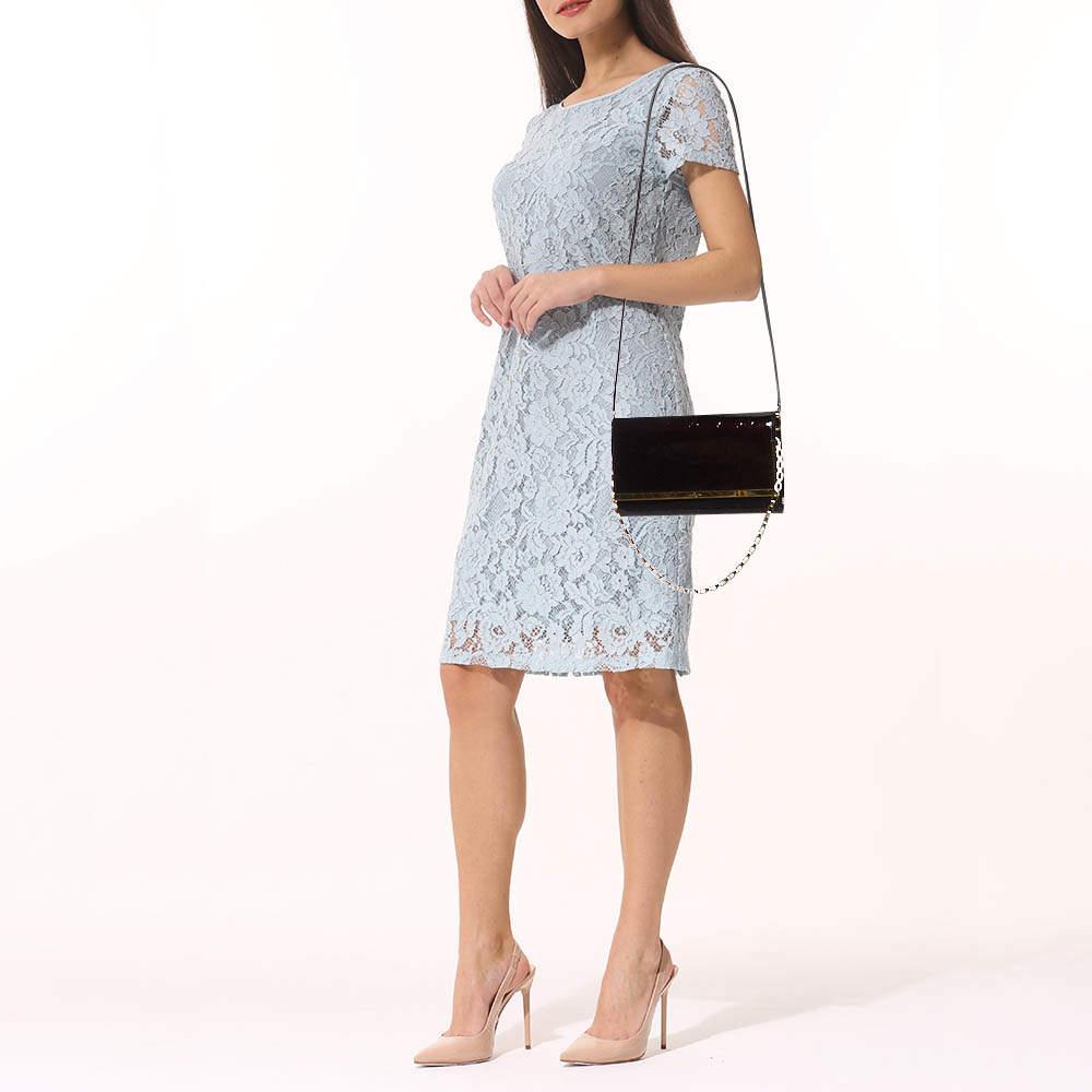 Louis Vuitton stellt mit dieser gut verarbeiteten Tasche sicher, dass Sie ein wunderbares Accessoire haben, das Sie jeden Tag begleitet. Er hat einen unverwechselbaren Look und eine kompakte Größe.