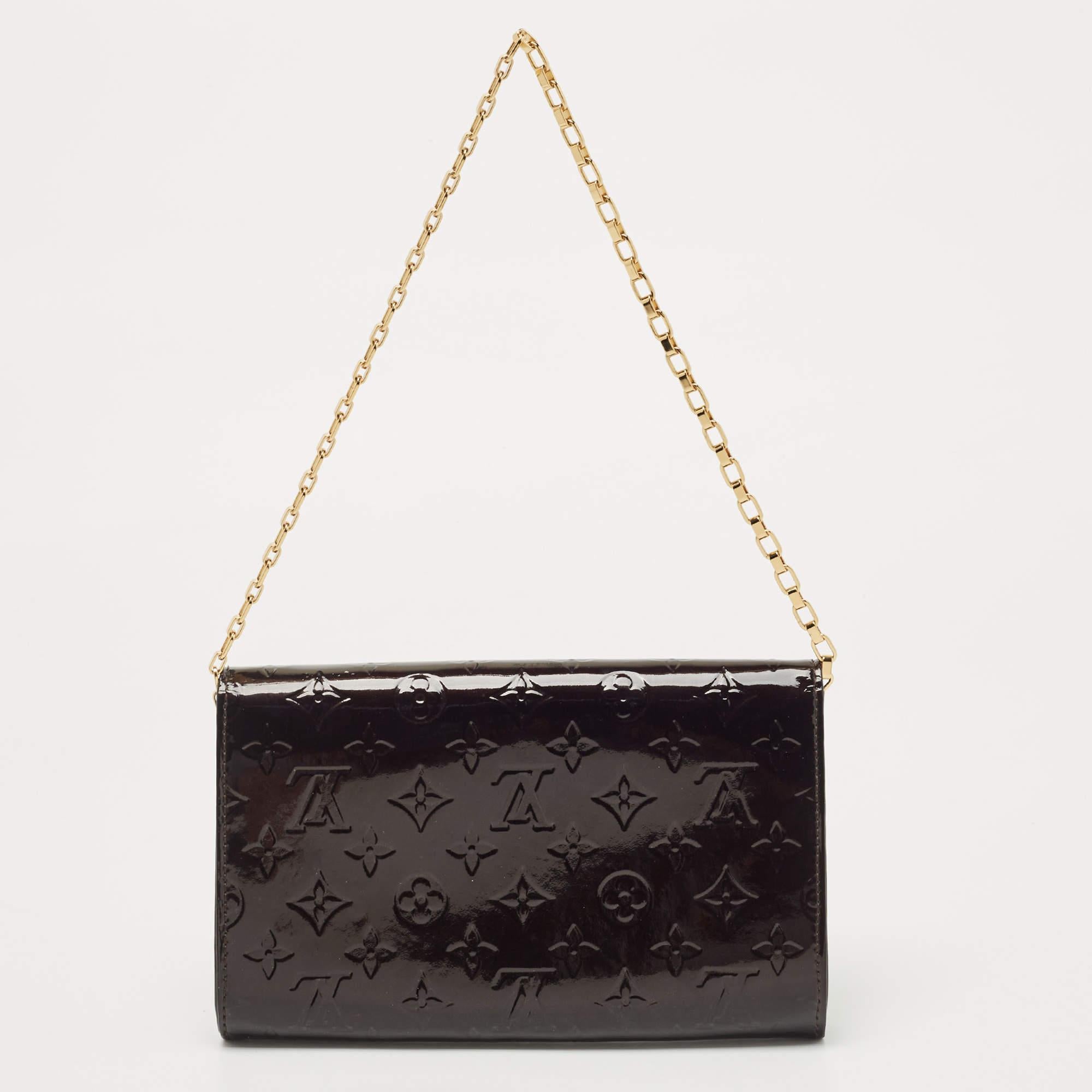 Louis Vuitton ensures you have a wonderful accessory to accompany you every day with this well-crafted bag. It has a signature look and a practical size.

Includes: Detachable Strap, Stained Original Dustbag

