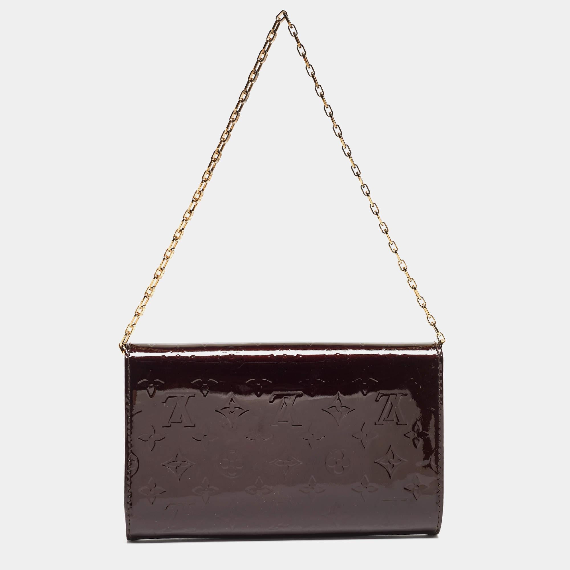 Louis Vuitton ensures you have a wonderful accessory to accompany you every day with this well-crafted bag. It has a signature look and a practical size.

Includes: Original Dustbag, Original Box, Info Booklet, Original Dust Cloth, invoice,