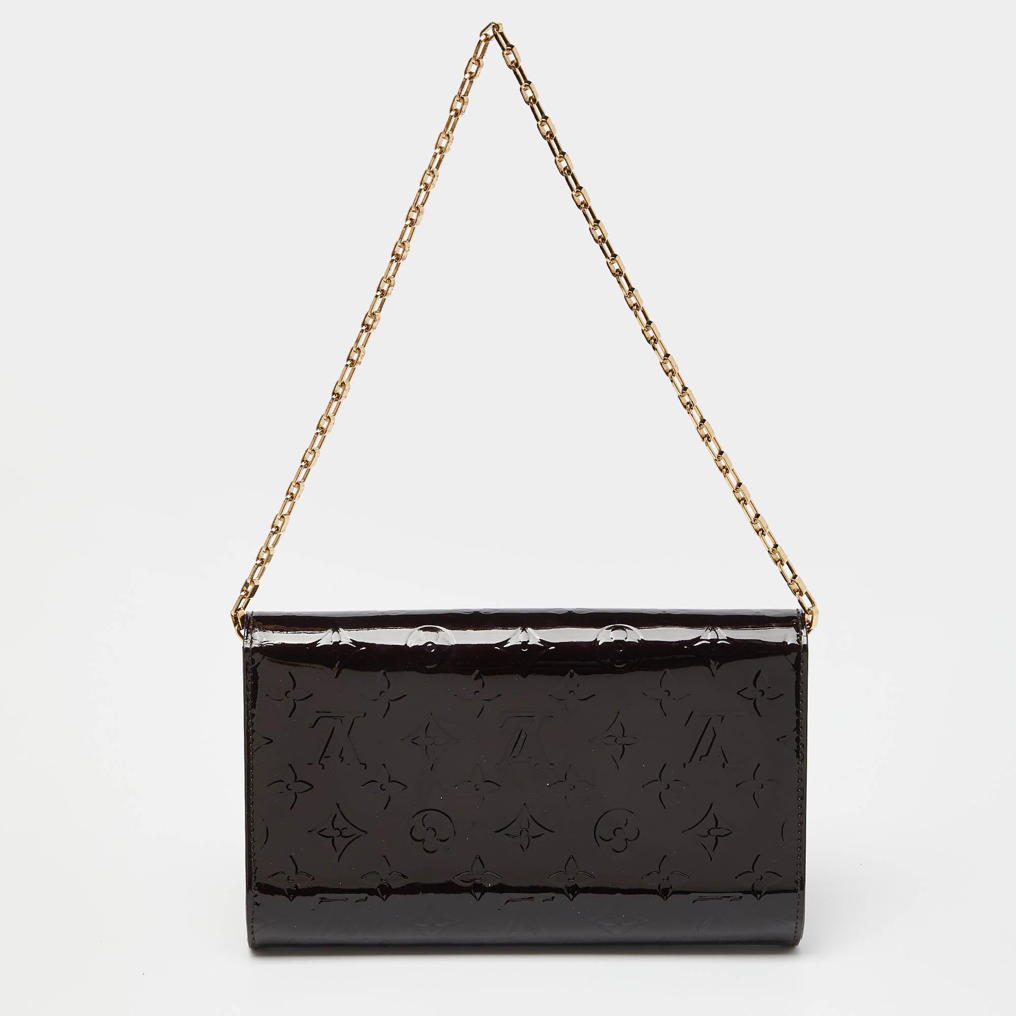 Louis Vuitton Amarante Monogrammierte Vernis Ana Clutch Tasche im Zustand „Gut“ in Dubai, Al Qouz 2