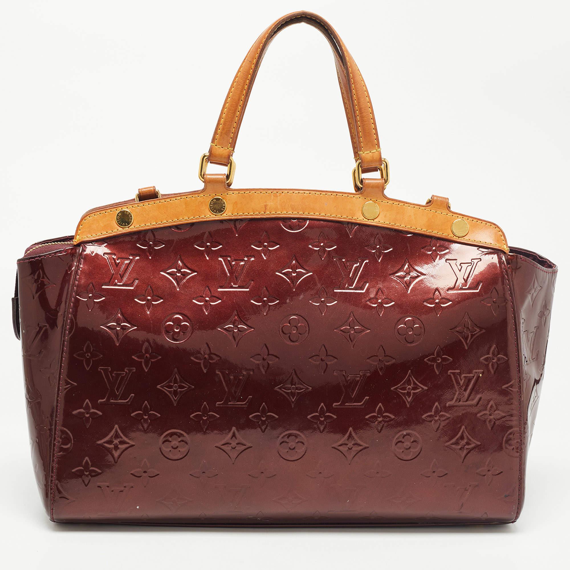 Louis Vuitton Amarante Brea MM Tasche mit Monogramm Vernis und Leder im Angebot 4