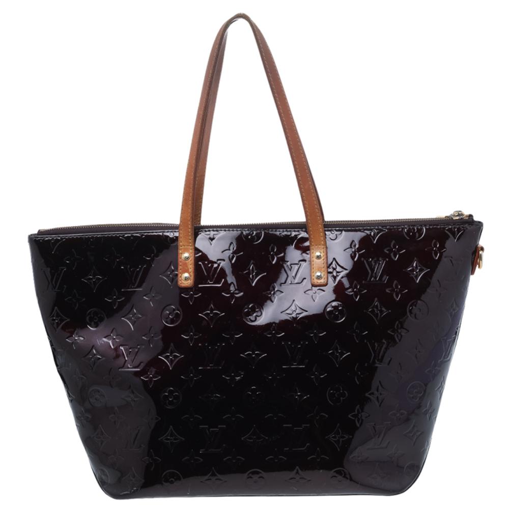 Looking for an everyday bag with just the right tinge of luxury? Your quest ends here with this Bellevue from Louis Vuitton. Wonderfully crafted from Monogram Vernis leather, the bag brings a lovely burgundy shade, two contrast handles, and a