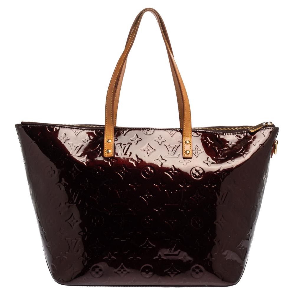 Looking for an every-day bag with just the right tinge of luxury? Your quest ends here with this Bellevue from Louis Vuitton. Wonderfully crafted from patent leather, the bag brings a lovely burgundy shade, two contrast handles, and a spacious