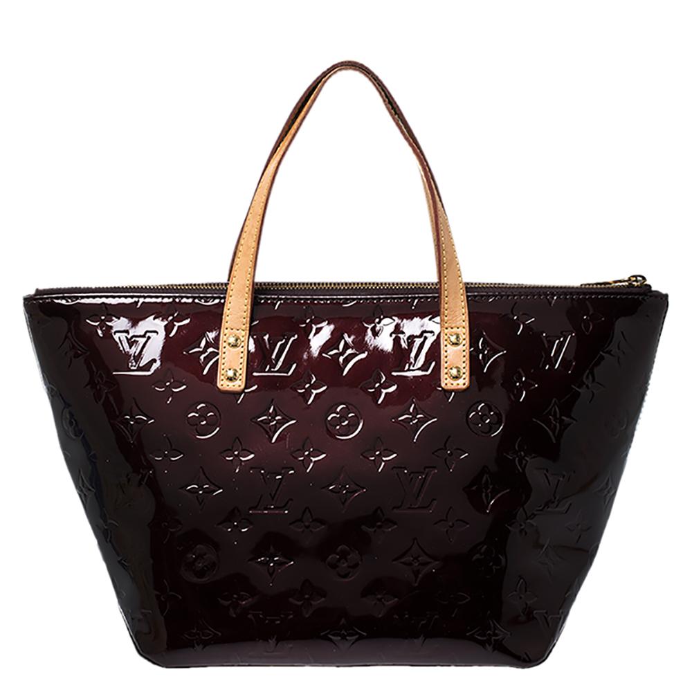 Looking for an every-day bag with just the right tinge of luxury? Your quest ends here with this Bellevue from Louis Vuitton. Wonderfully crafted from monogram Vernis, the bag brings a lovely shade, two contrast handles and a spacious fabric
