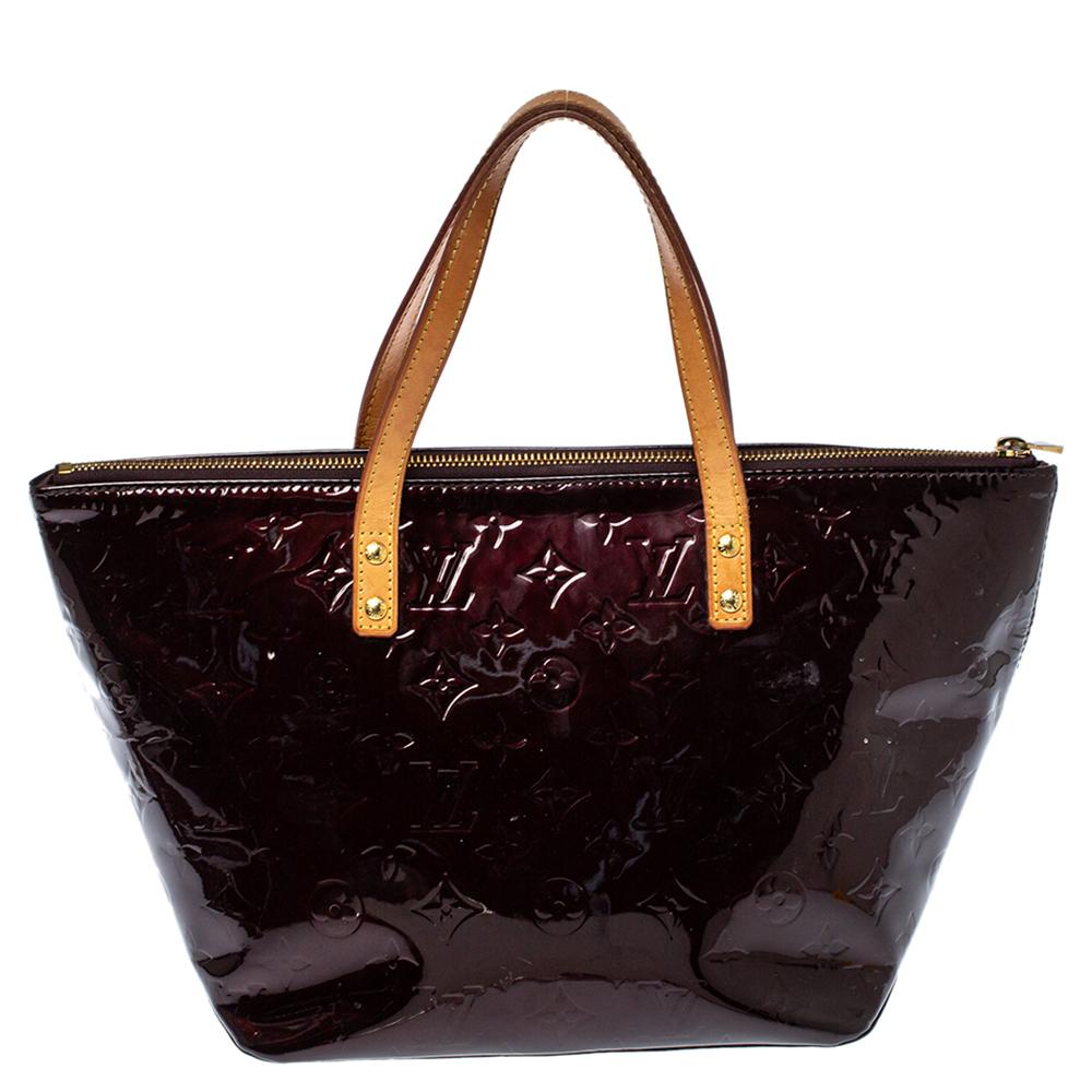 Looking for an every-day bag with just the right tinge. Your quest ends here with this Bellevue from Louis Vuitton. Wonderfully crafted from Monogram Vernis leather, the bag brings a lovely burgundy shade, two contrast handles, and a spacious fabric