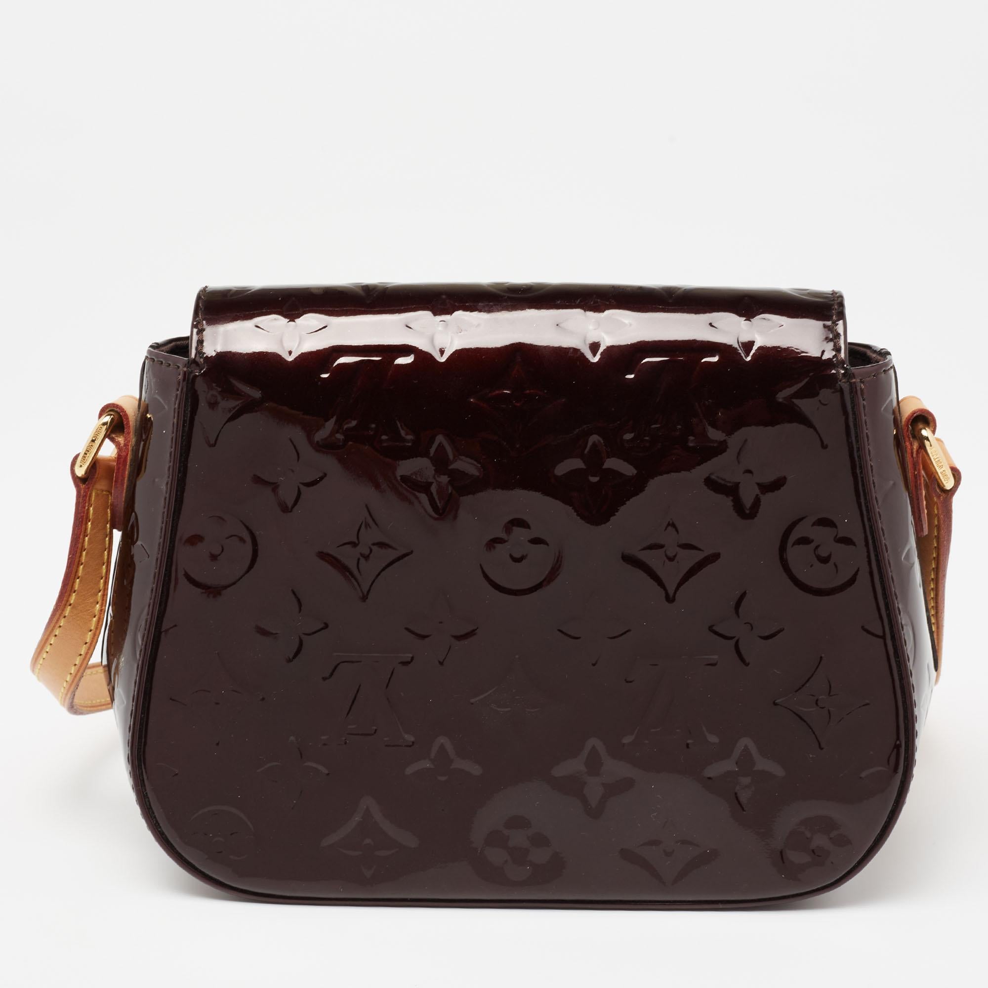 The designs of Louis Vuitton reflect classic allure and exquisite details. This LV bag is called the Bellflower and comes crafted from Monogram Vernis. This functional bag can be used for both day and night outings. It has a tuck-in flap, a fabric