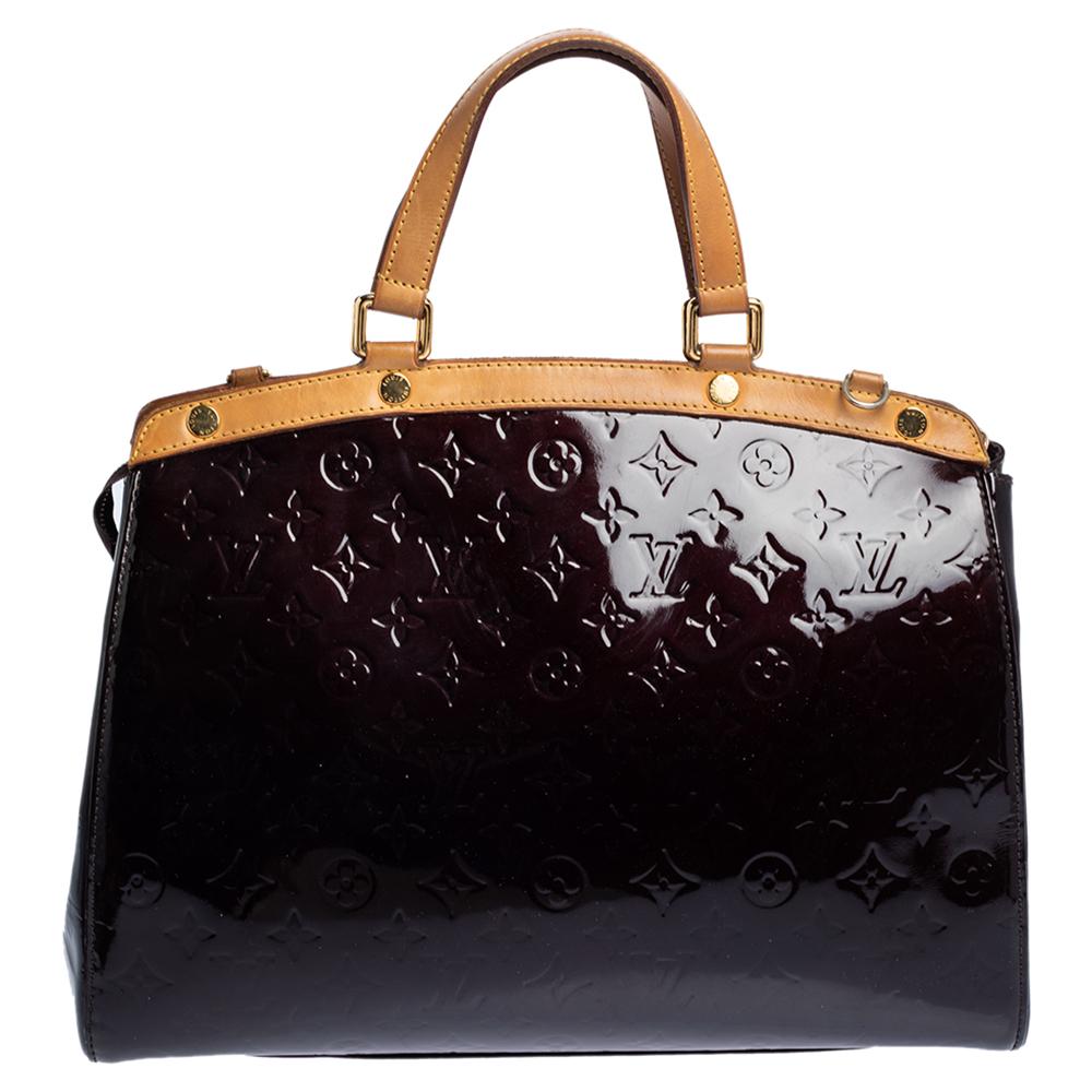 La forma femenina de la Brea de Louis Vuitton se inspira en el maletín del médico. Confeccionado en piel Monogram Vernis de color burdeos, el bolso tiene un acabado perfecto. El interior de tela es espacioso y se cierra con una cremallera. El bolso