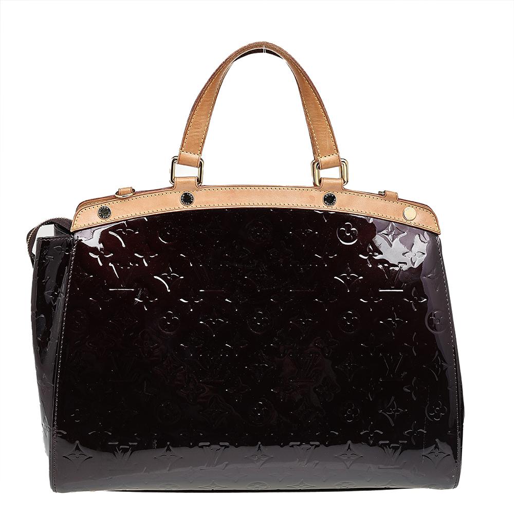 The feminine shape of Louis Vuitton's Brea is inspired by the doctor's bag. Crafted from monogram vernis in burgundy, the bag has a perfect finish. The Canvas interior is spacious and it is secured by a zipper. The bag features double handles,