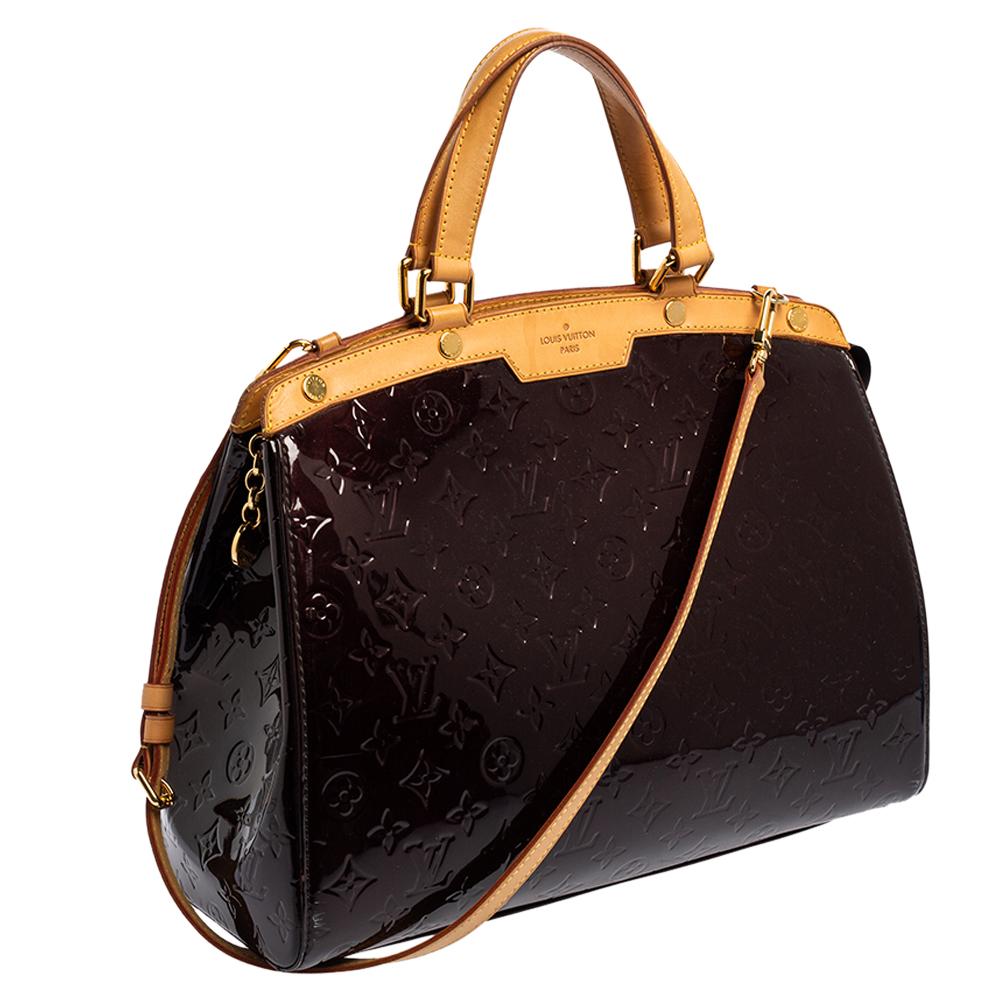 Louis Vuitton Louis Vuitton Amarante Monogrammierte Vernis Brea GM Tasche im Zustand „Gut“ in Dubai, Al Qouz 2
