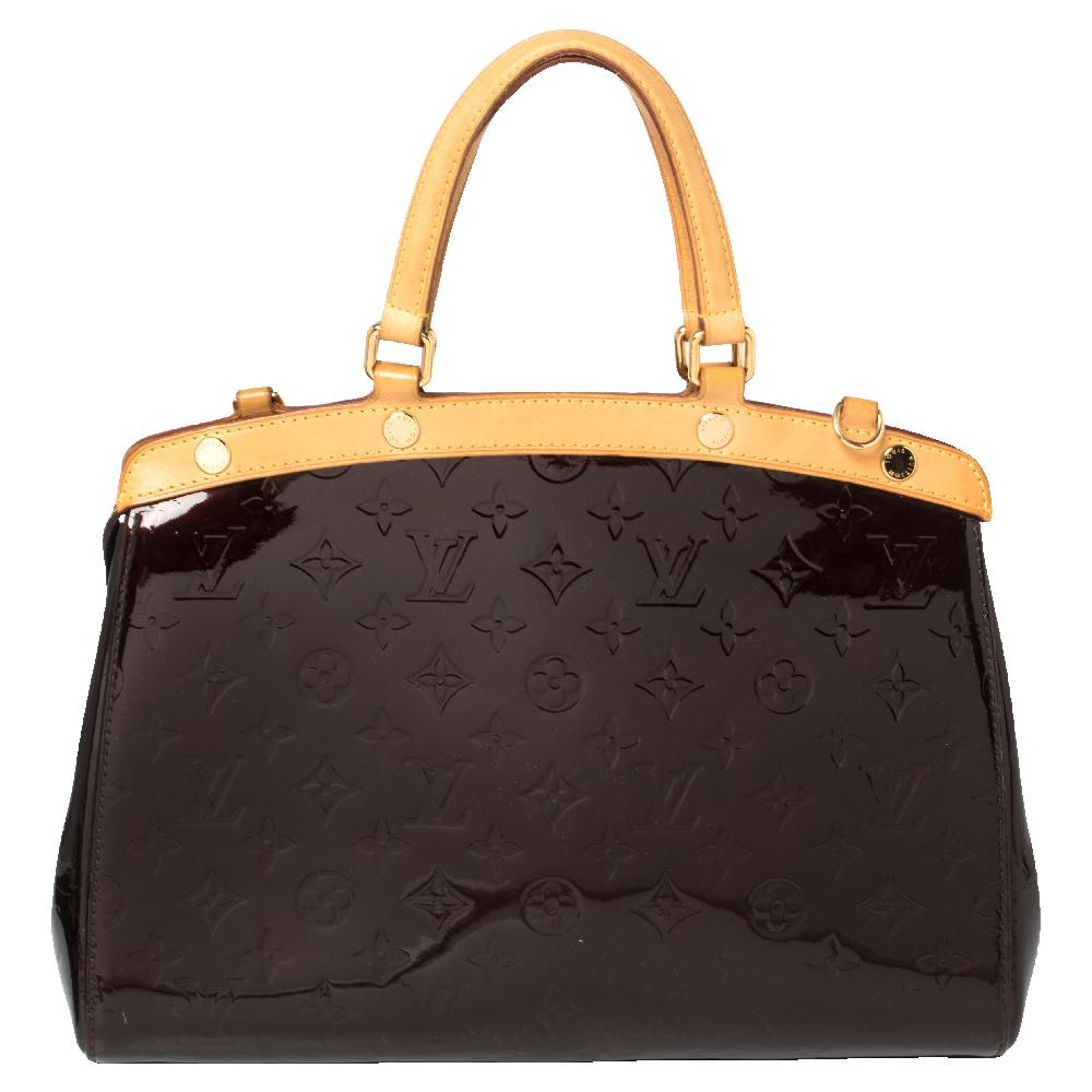 Die feminine Form der Brea von Louis Vuitton ist von der Arzttasche inspiriert. Die Tasche ist aus burgunderfarbenem Monogram Vernis gefertigt und hat ein perfektes Finish. Der Innenraum aus Stoff ist geräumig und wird mit einem Reißverschluss