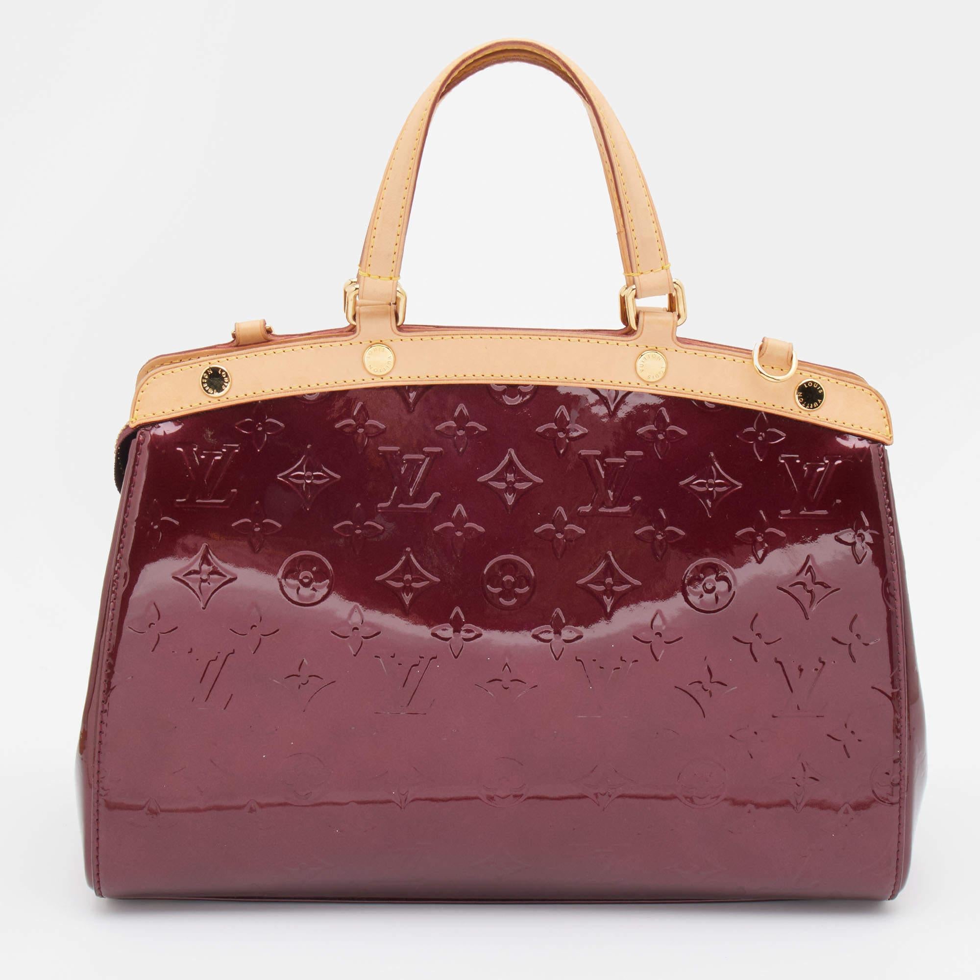 Crafted from quality materials, your wardrobe is missing out on this beautifully made designer bag. Look your fashionable best in any outfit with this stylish bag that promises to elevate your ensemble.

Includes: Original Dustbag, Detachable Strap,