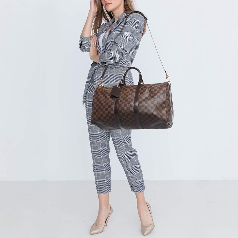 This Brea MM bag from the House of Louis Vuitton will definitely sway you away with its precise shape, style, and design. It is made from Amarante Monogram Vernis into a structured, neat silhouette. It flaunts gold-toned fittings, dual top handles,