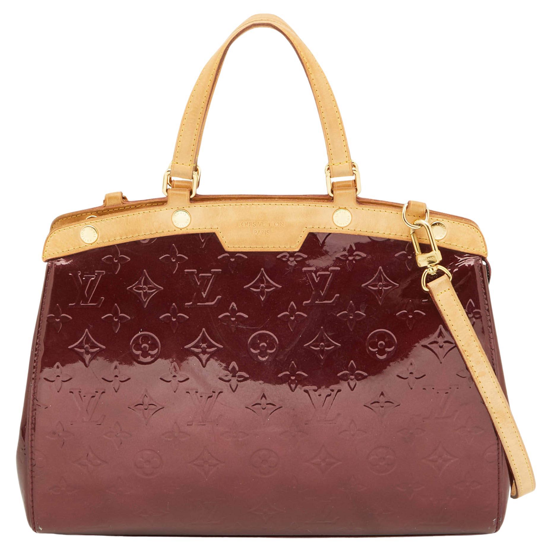 Louis Vuitton Amarante Monogrammierte Vernis Brea MM Tasche im Angebot