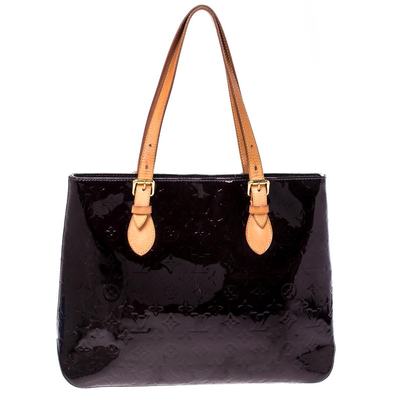 This Brentwood tote will not only complement all your outfits but fetch you endless compliments as well! This Louis Vuitton creation has been beautifully crafted from their signature Monogram Vernis and styled with top handles. The interior is lined