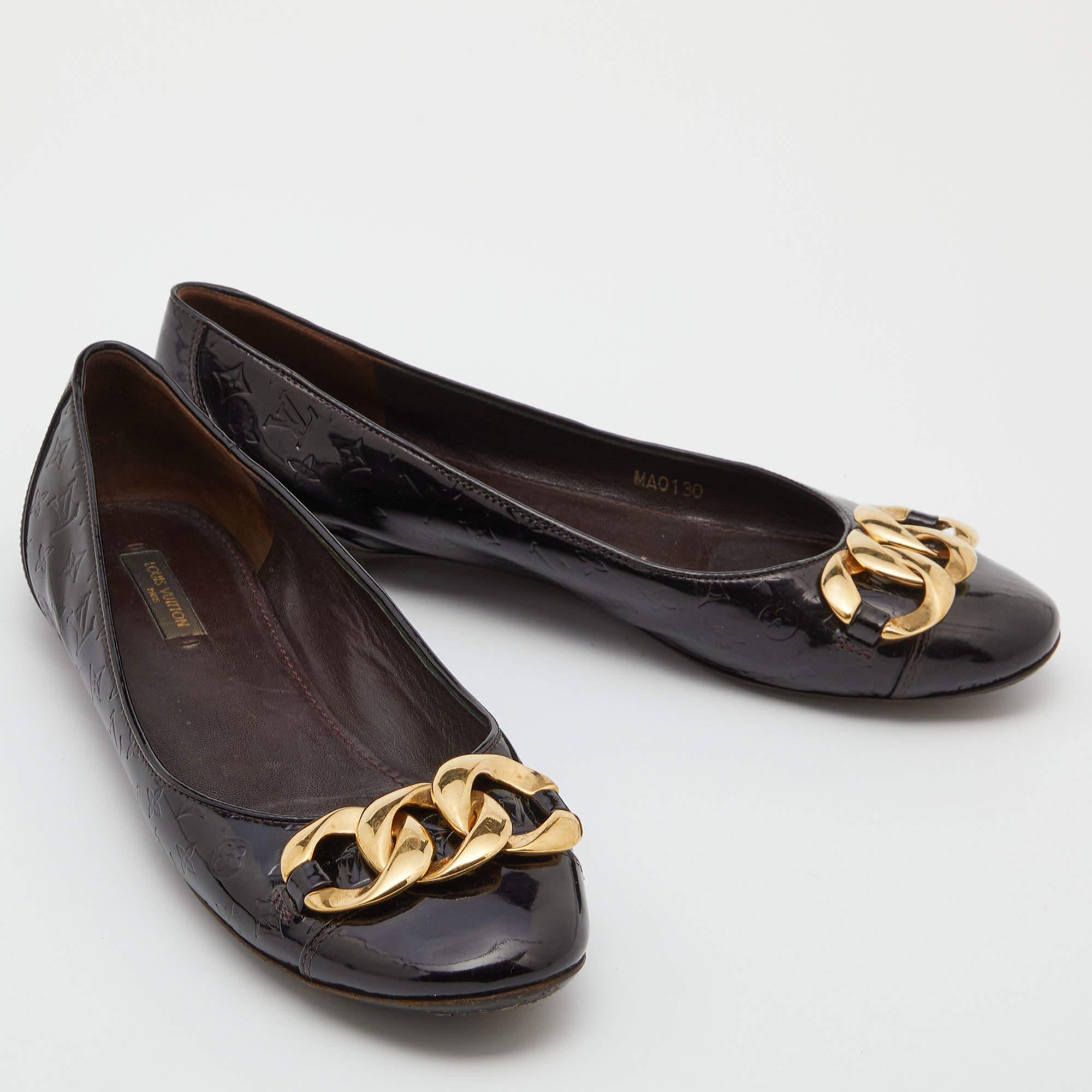 Defined by comfort and effortless style, no wardrobe is ever complete without a pair of chic ballet flats. This pair is lovely to look at and is equipped with elements like a comfortable insole and a durable sole.

