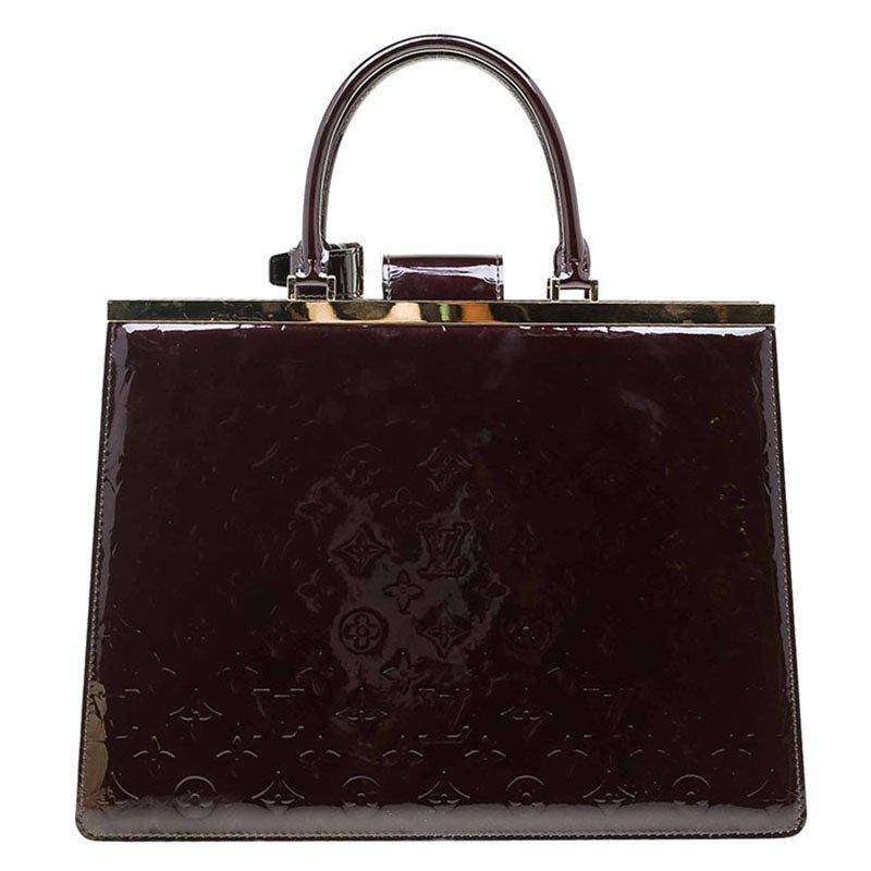 Louis Vuitton Amarante monogram Vernis Deesse bag is inspired by 1950s retro-feminine glam. Crafted from deep purple monogram Vernis in a lady-like silhouette, this bag features rolled patent leather top handles and gold-tone metal bar frame and