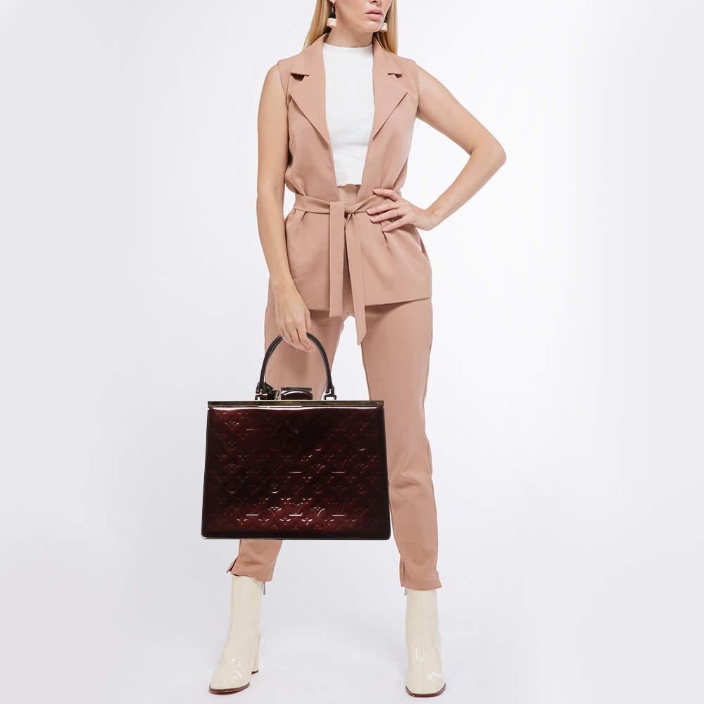 This feminine Deesse bag is crafted from Monogram Vernis and it features metal frames and dual round handles. The bag comes in a luscious shade and brings along a well-sized interior that will hold your daily essentials. All of the handbags by Louis