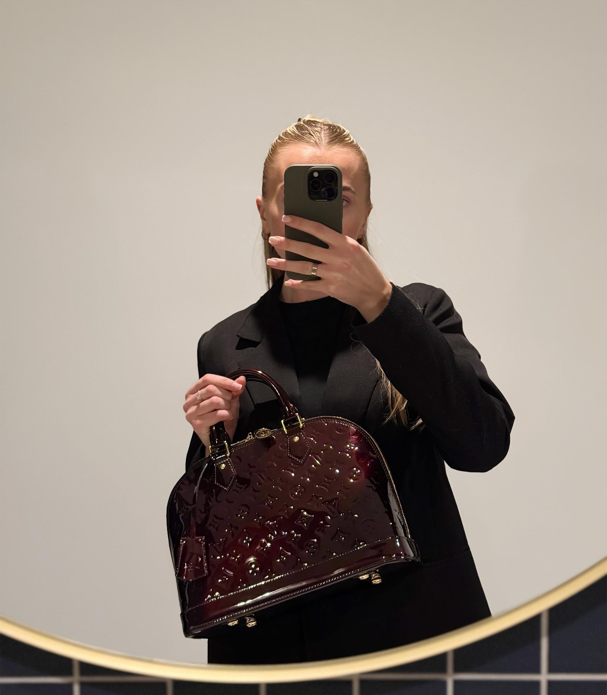 Louis Vuitton Amarante Monogram Vernis Leather Alma PM

Product Details
Xupes Ref: HB5826
Brand: Louis Vuitton
Model: Alma PM
Type: Tote
Serial Number: FL2112
Age: 2012
RRP: £1,860
Accompanied By: Louis Vuitton Dust Bag, Clochette, Keys, Padlock