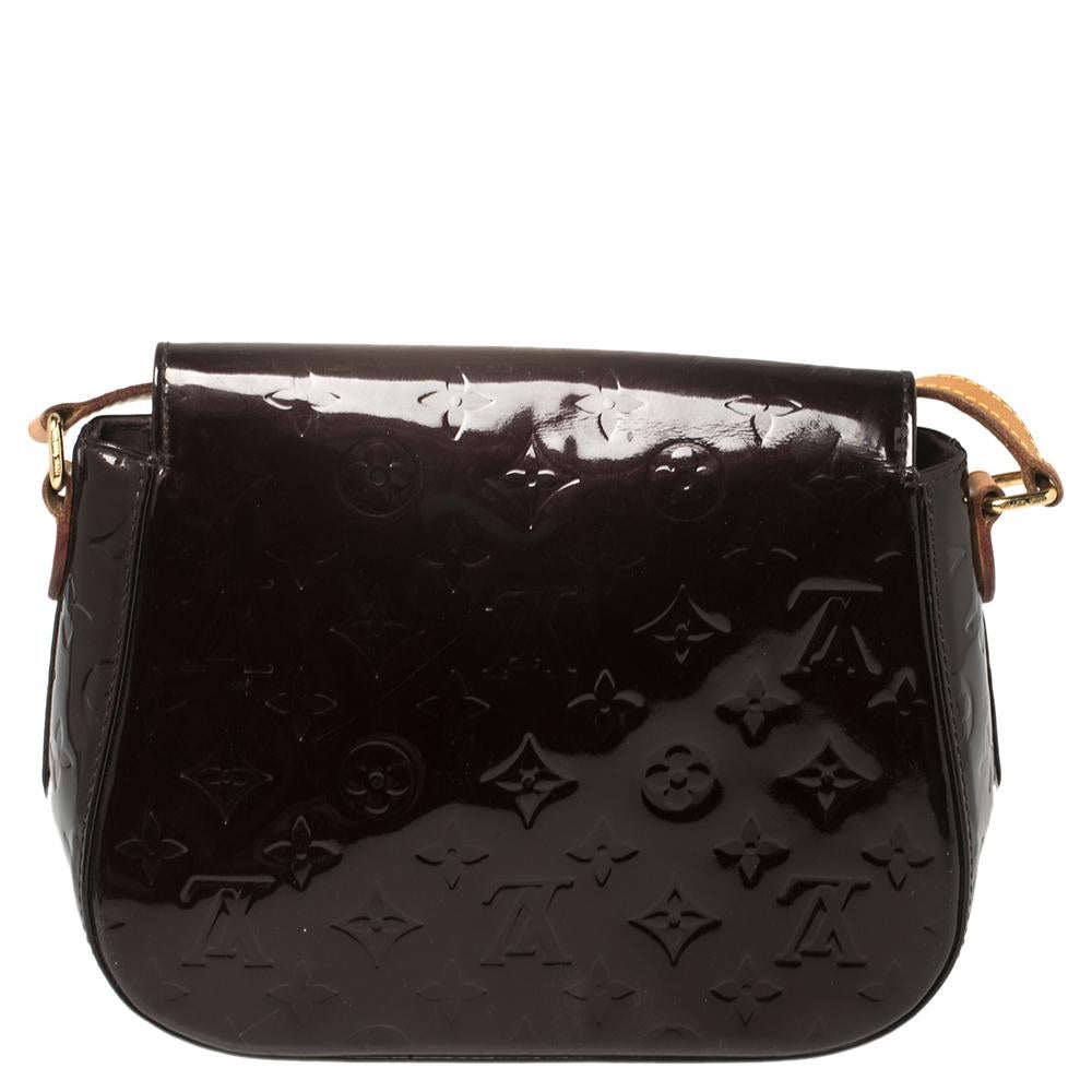 Sophistication and a gorgeous look are what Louis Vuitton handbags have to offer for you. This bag is called the Bellflower and comes crafted from Monogram Vernis leather. This functional bag can be used for day or night. The tuck-in flap opens to a