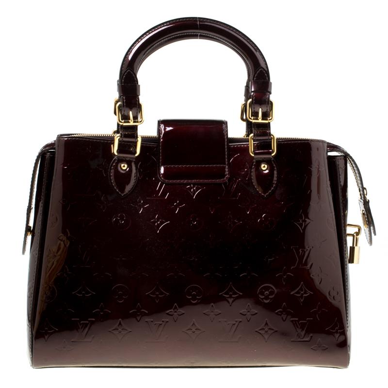 Looking for an every-day bag with just the right coat of luxury? Your quest ends here with this Melrose Avenue from Louis Vuitton. Wonderfully crafted from Monogram Vernis leather, the bag brings a lovely shade, two top handles and a spacious fabric