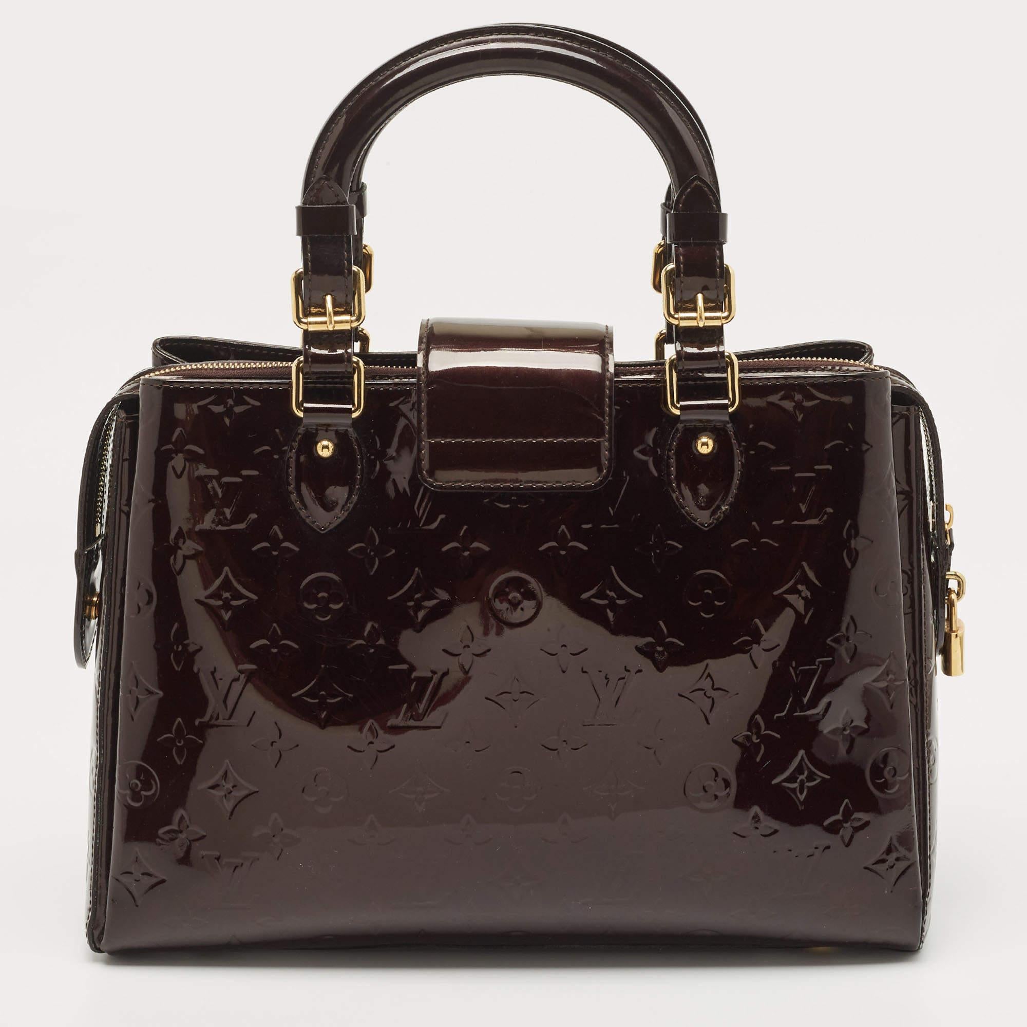 Die Kreationen von Louis Vuitton sind wegen ihres hohen Stils und ihrer Funktionalität beliebt. Diese Tasche ist, wie alle anderen Handtaschen auch, robust und stilvoll. Die Tasche ist fein verarbeitet und bietet ein luxuriöses Erlebnis. Der