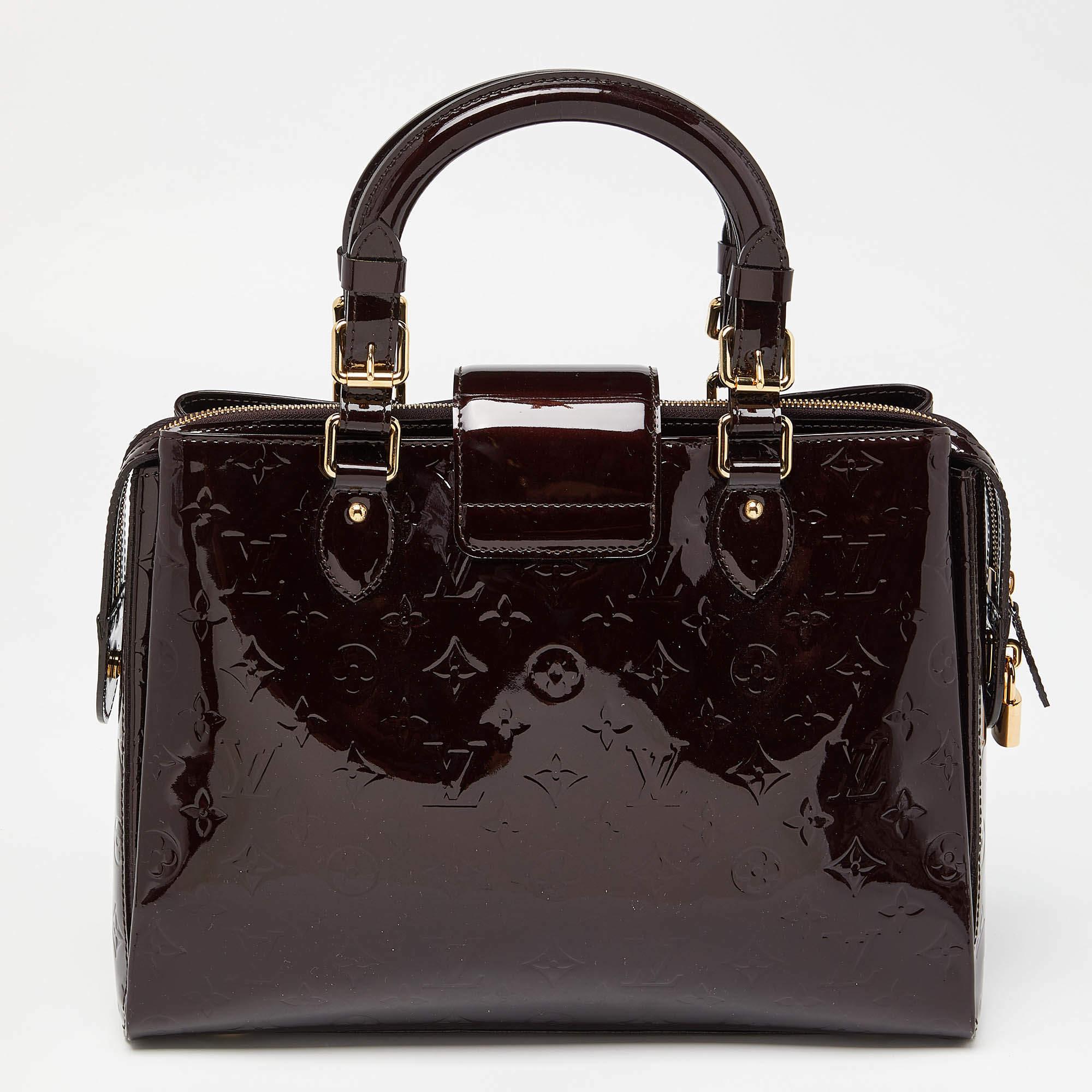Designer bags are ideal companions for ample occasions! Here we have a fashion-meets-functionality piece crafted with precision. It has been equipped with a well-sized interior that can easily fit all your essentials.

Includes: Original Dustbag,