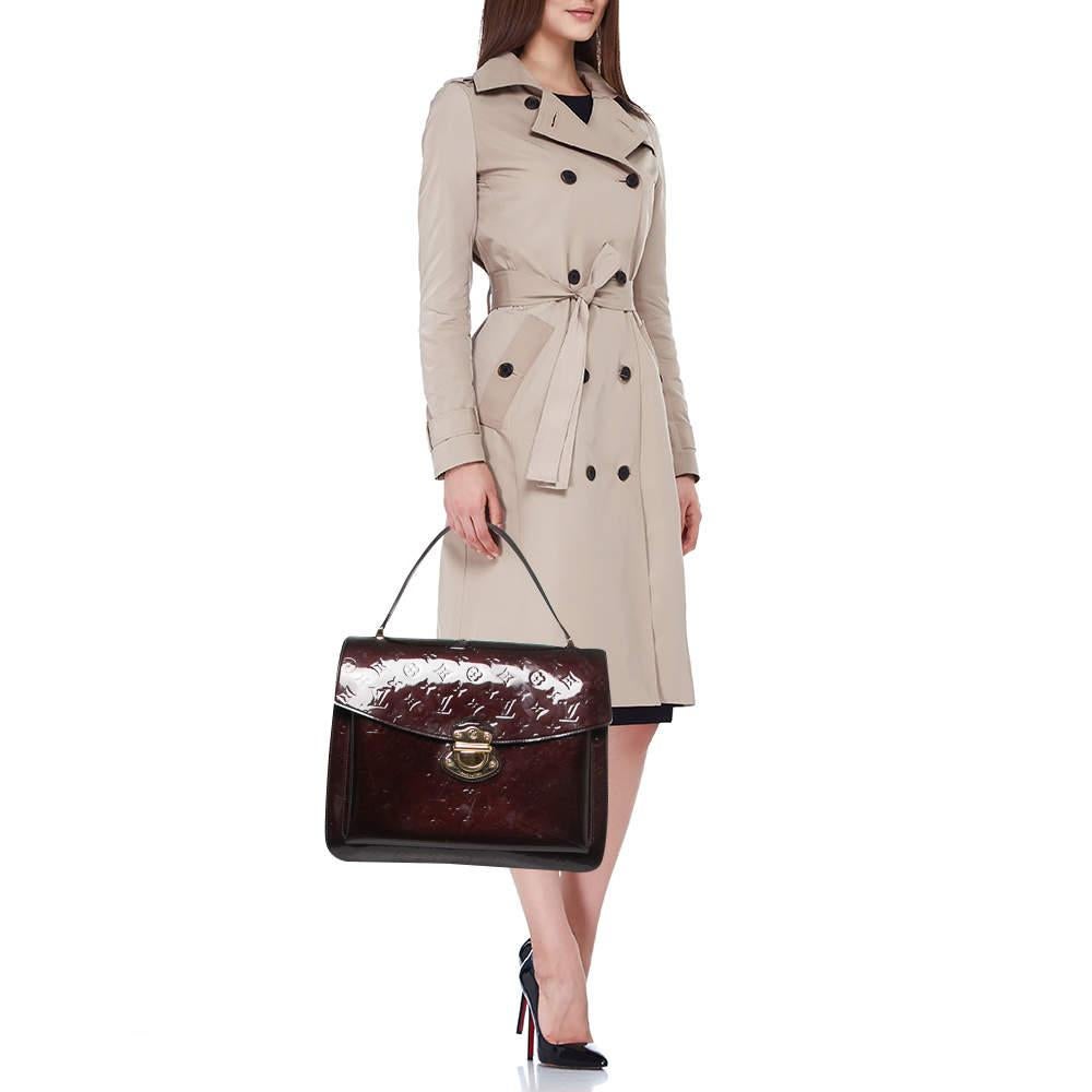 Marked by flawless craftsmanship and enduring appeal, this LV top handle bag is bound to be a versatile and durable accessory. It has a spacious size.

