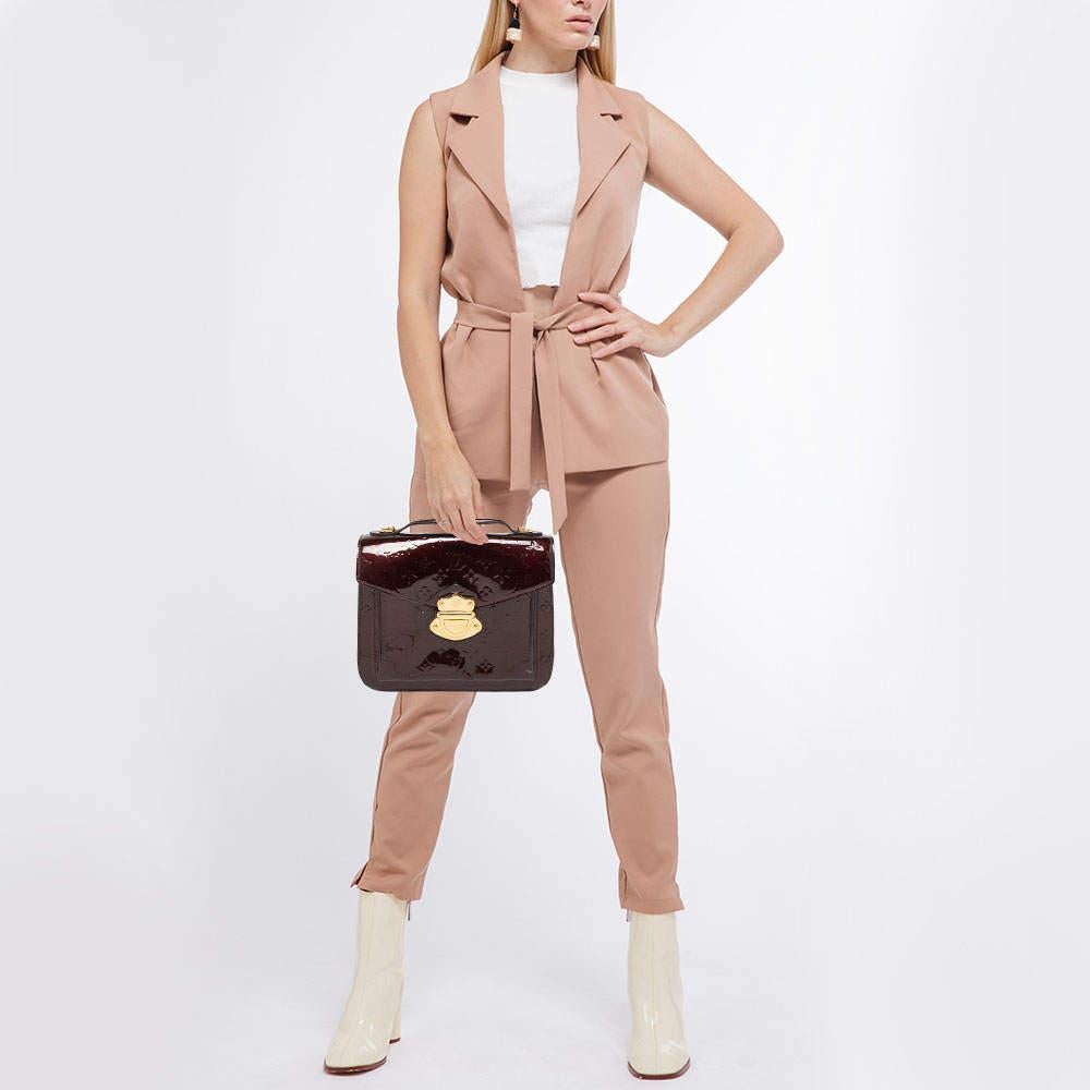 Designer bags are ideal companions for ample occasions! Here we have a fashion-meets-functionality piece crafted with precision. It has been equipped with a well-sized interior that can easily fit your little essentials.

Includes
Brand Dustbag