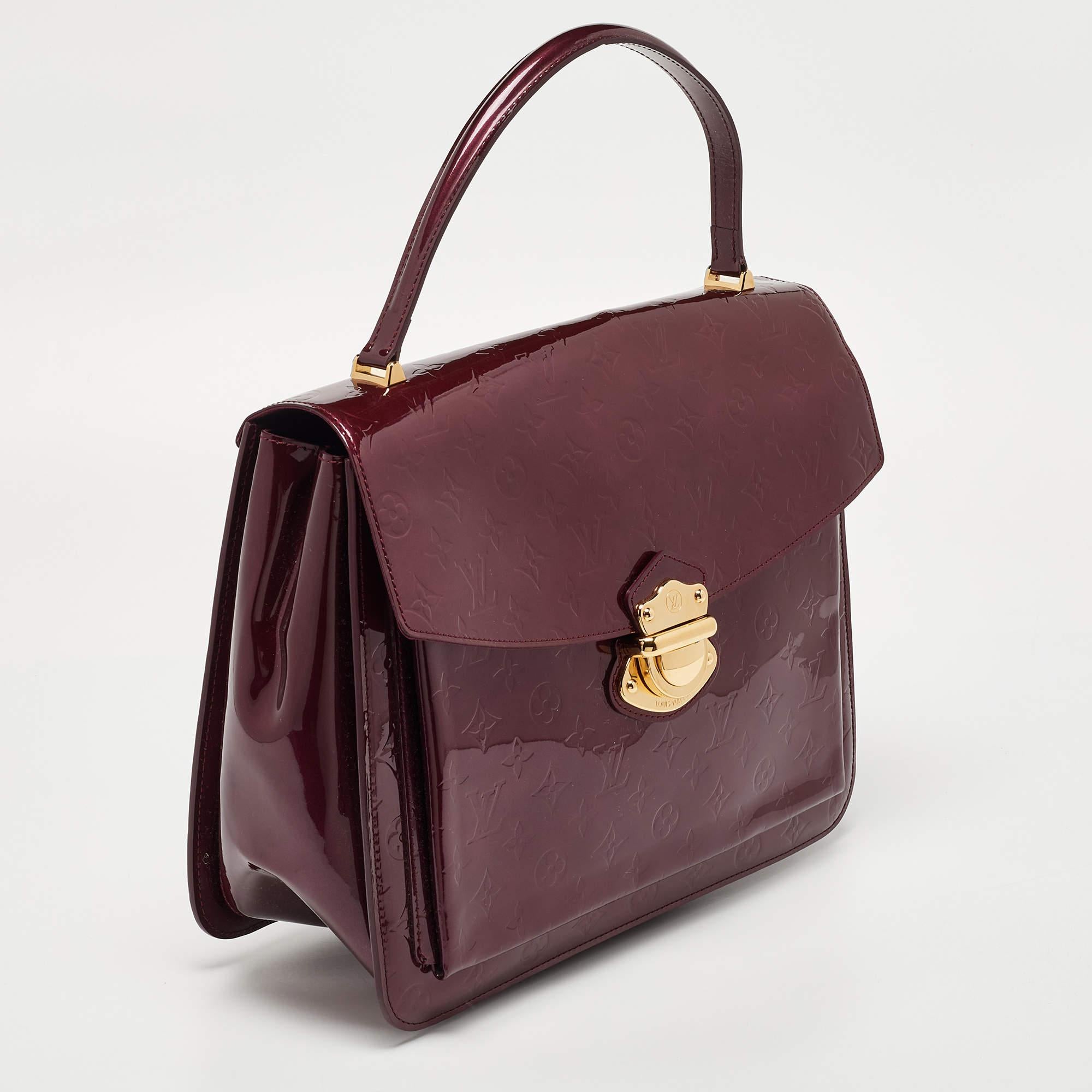 Louis Vuitton Amarante Monogrammierte Vernis Mirada-Tasche im Zustand „Gut“ im Angebot in Dubai, Al Qouz 2