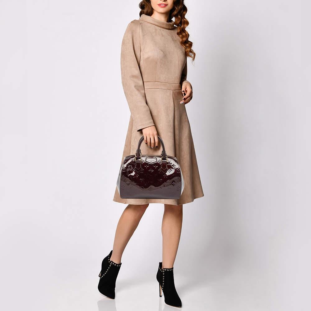 Louis Vuittons creations are popular owing to their high style and functionality. This bag like all the other handbags is durable and stylish. Exuding a fine finish the bag is designed to give a luxurious experience. The interior has enough space to