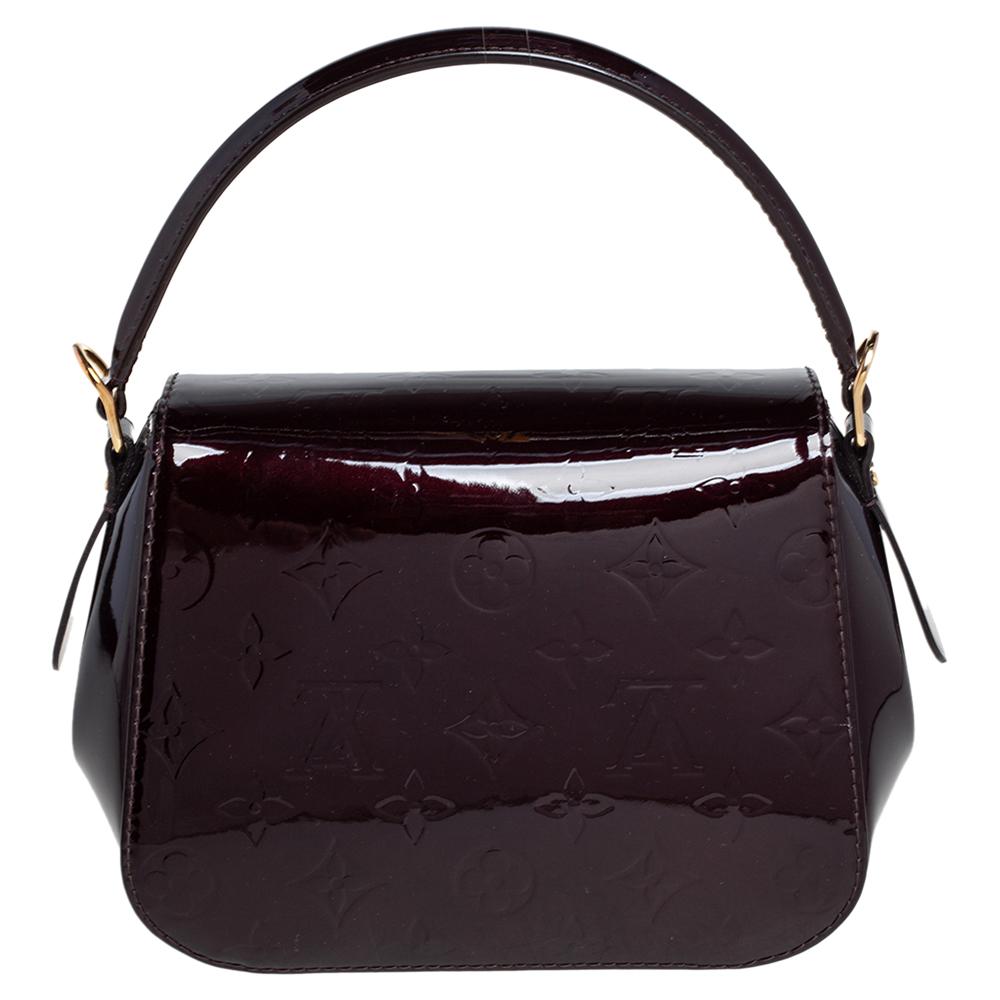The Vernis range of handbags by Louis Vuitton is much loved and sought after worldwide. This Pasadena bag also comes in the signature LV Monogram Vernis. It is styled with a turn clasp on the LV motif and a well-sized fabric interior. The bag is