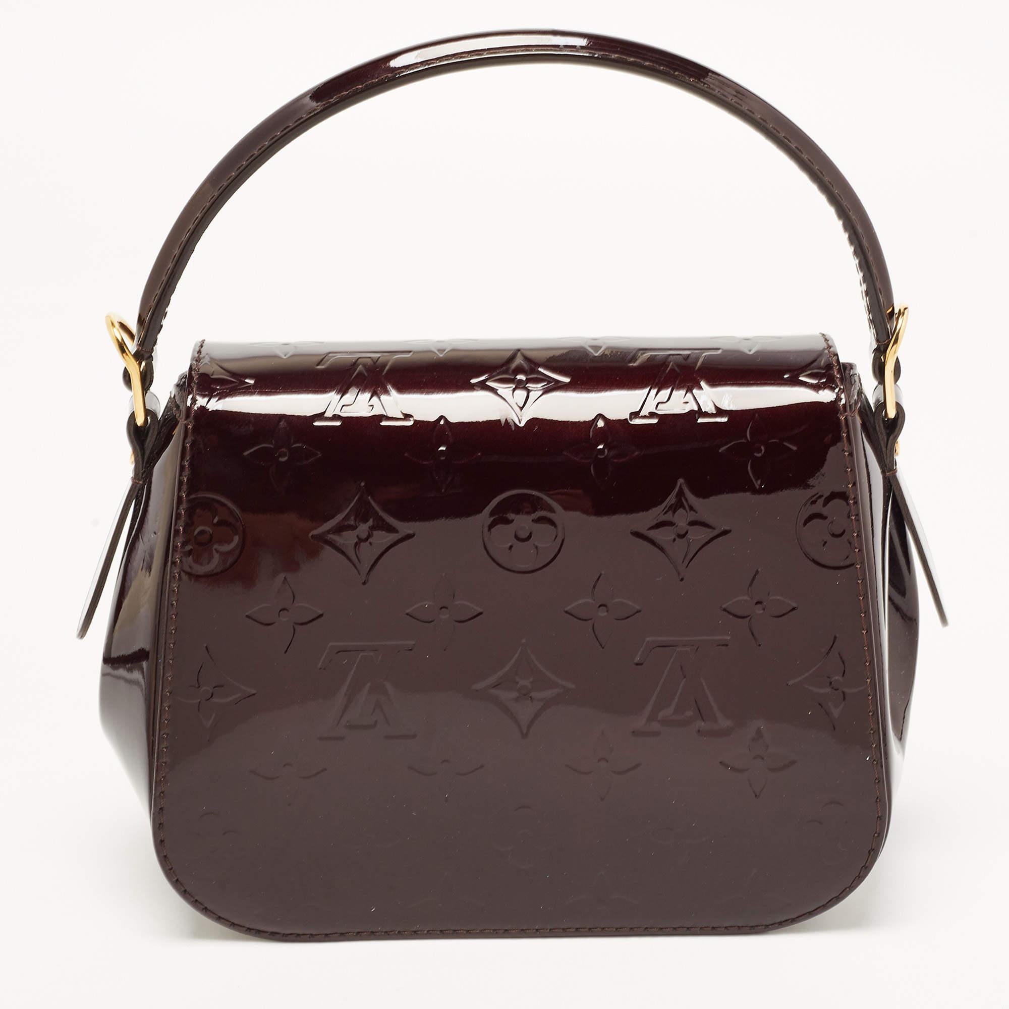 This designer bag for women is super classy and functional, perfect for everyday use. We like the simple details and its high-quality finish.

Includes: Original Dustbag, detachable strap
