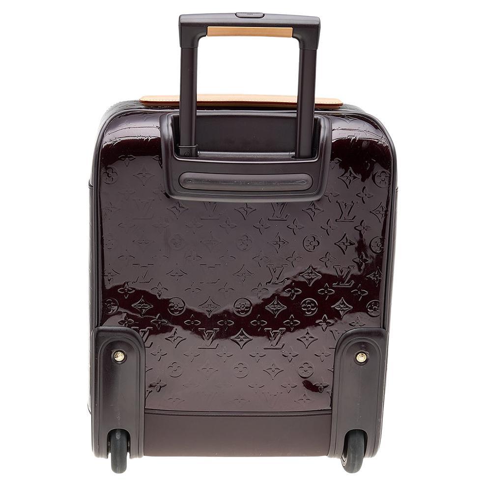 Practical and subtle to look at, this Pegase 45 suitcase from Louis Vuitton is made from burgundy Amarante Monogram Vernis which is sturdy and lightweight. Equipped with two swivel wheels that offer unrestrained movement, the bag has a top zip