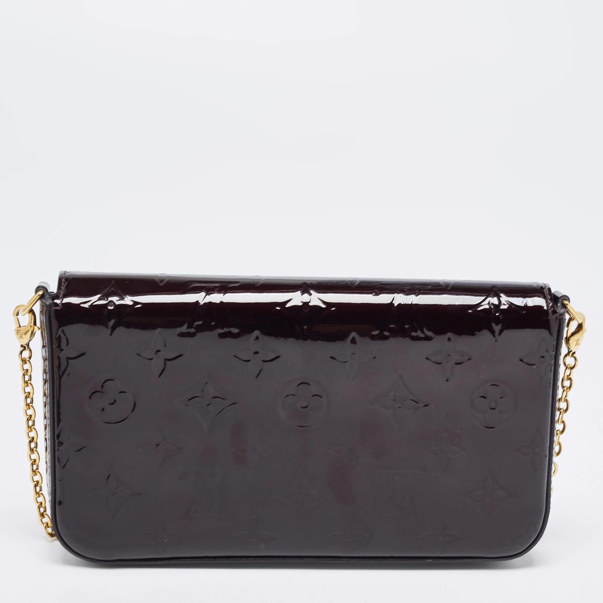 This Pochette Félicie has been designed to be a shoulder bag as well as a clutch. It is crafted from Amarante Monogram Vernis leather and has a canvas-lined interior, an envelope flap, and a gold-tone chain. The bag comes in a convenient size that