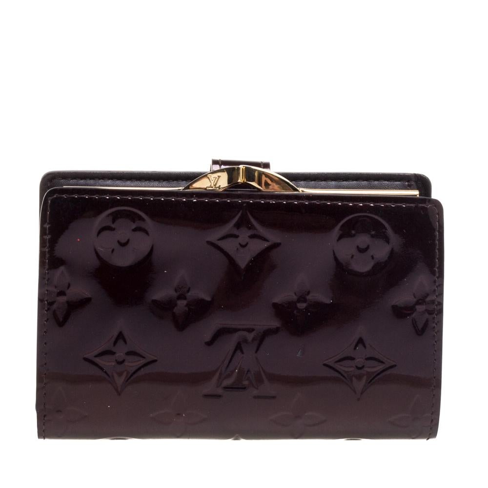 This fabulous Port Feuille Vienoise French Purse wallet from the house of Louis Vuitton is functional and stylish. It is made from classic monogram Vernis patent leather and lined with leather on the insides. The buttoned closure opens to multiple
